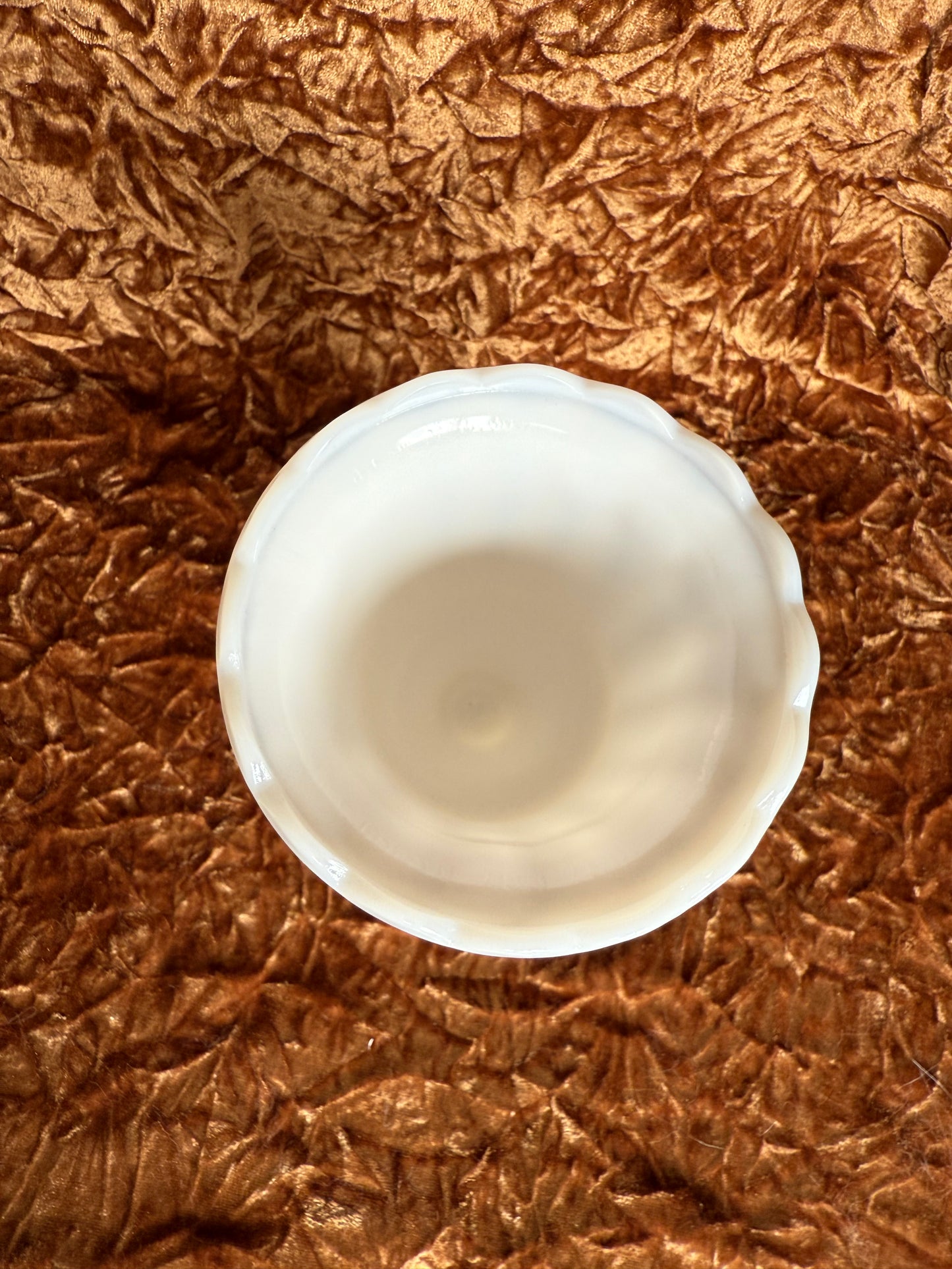 Vase style romain en opaline blanche