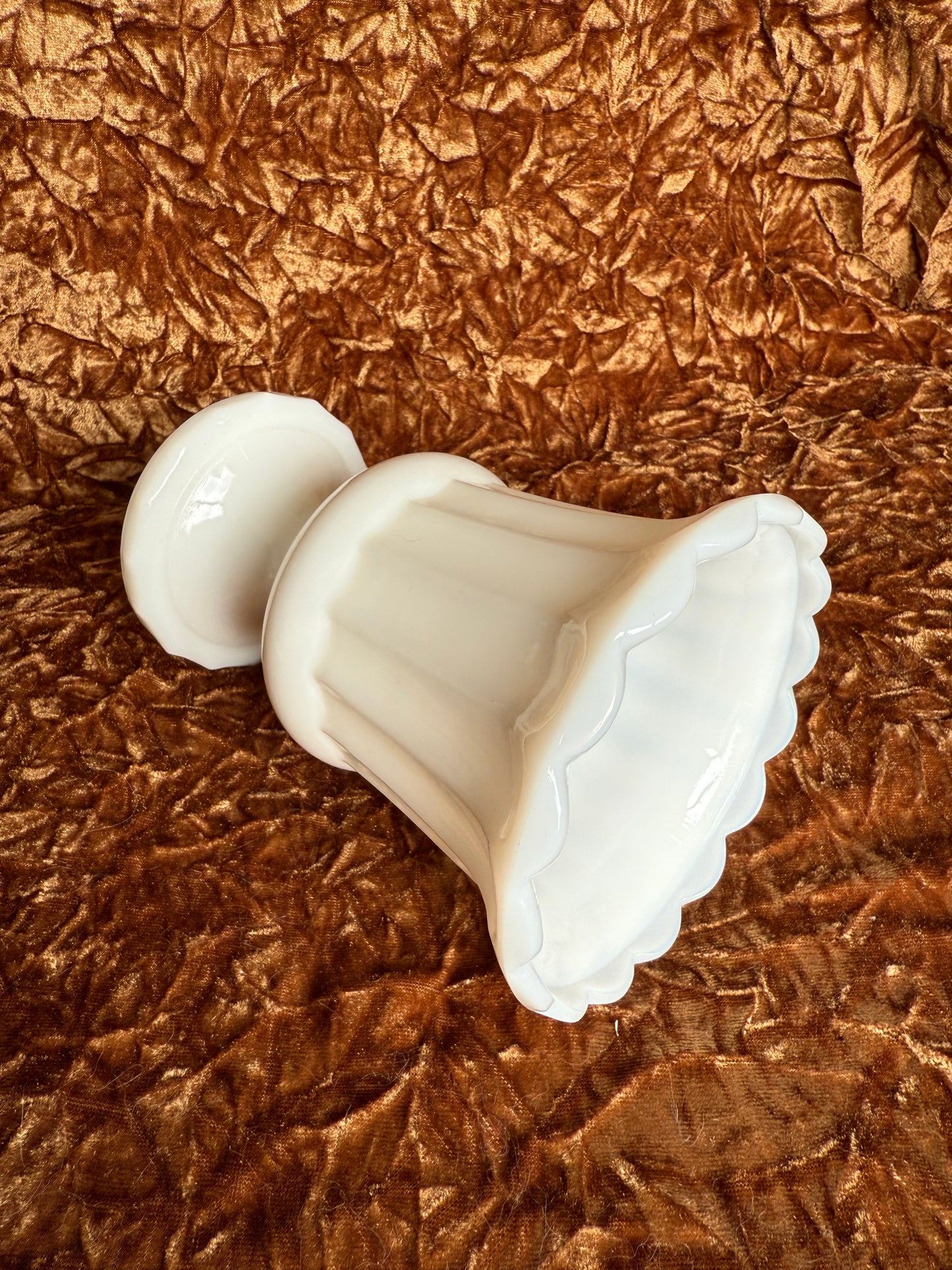 Vase style romain en opaline blanche