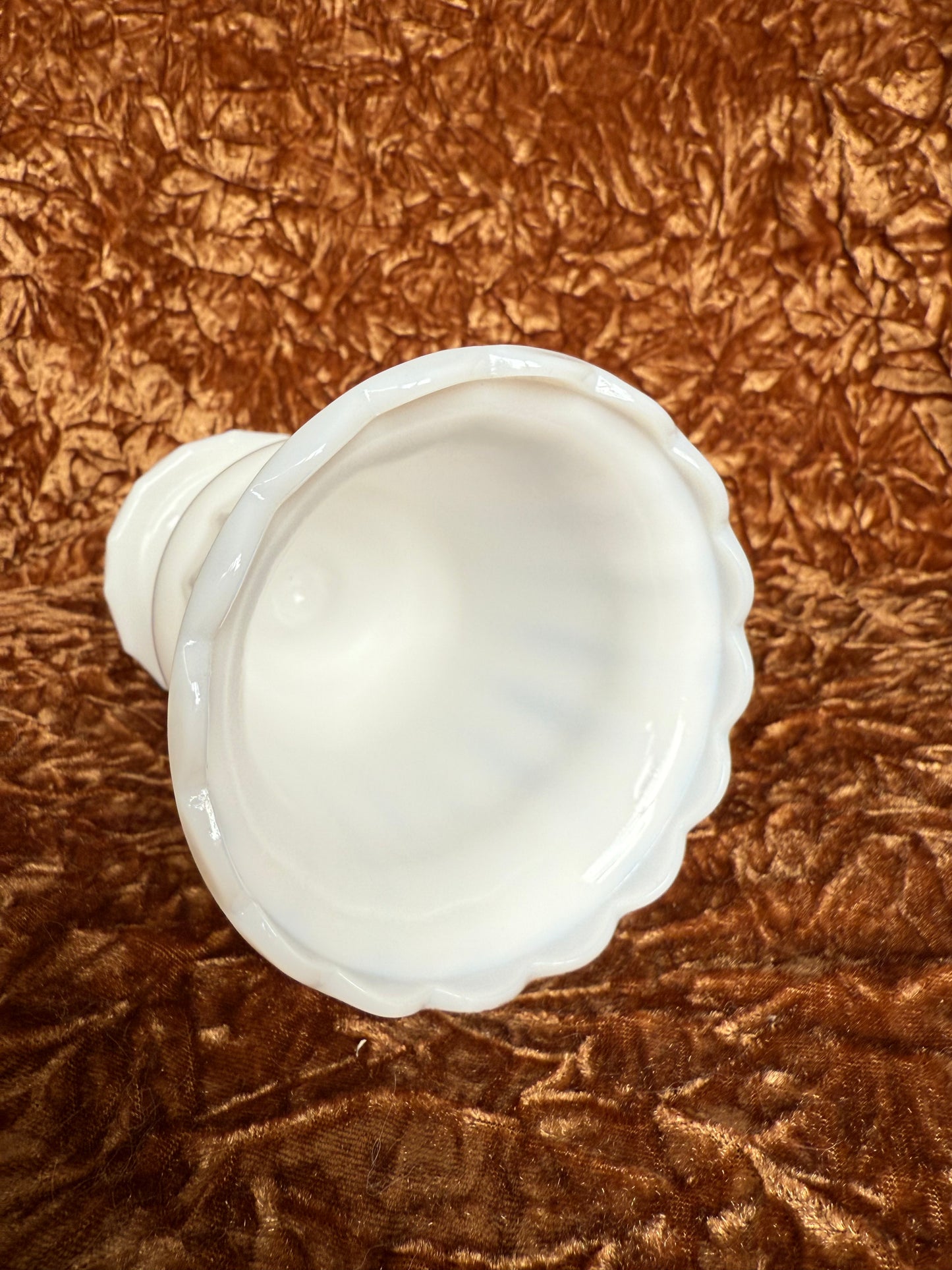 Vase style romain en opaline blanche