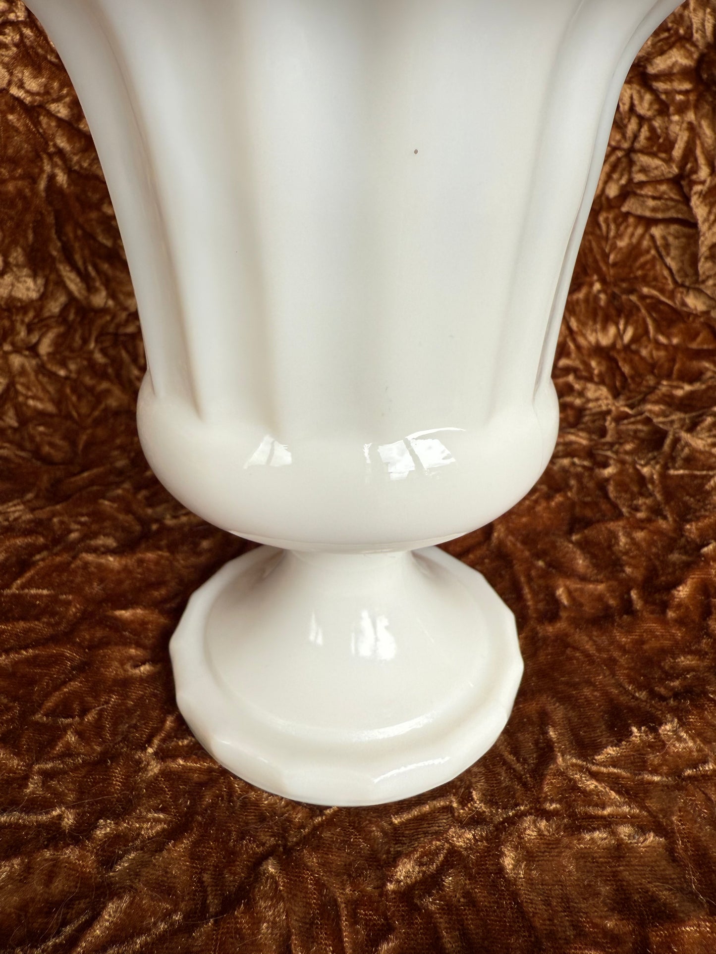 Vase style romain en opaline blanche
