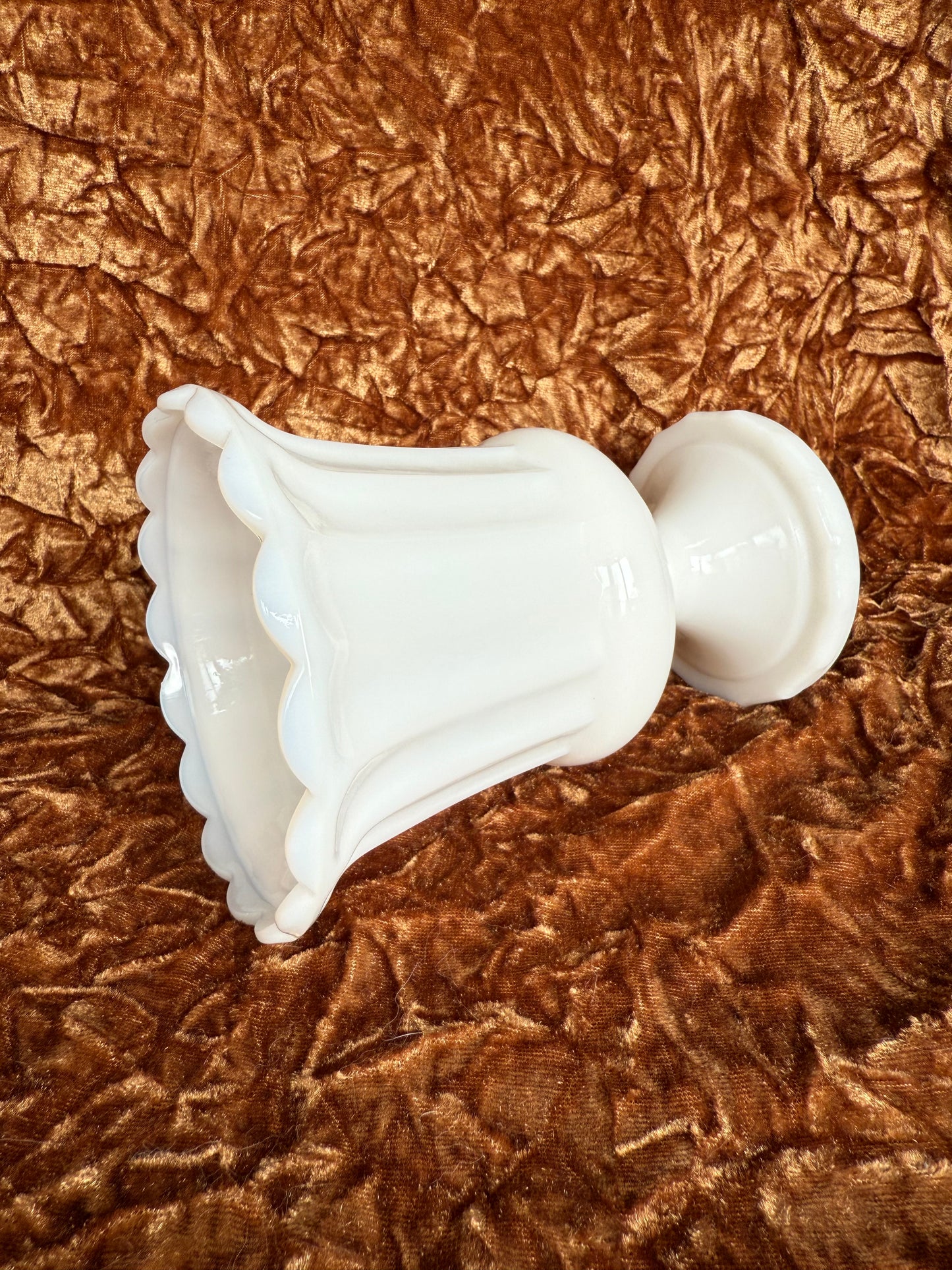 Vase style romain en opaline blanche