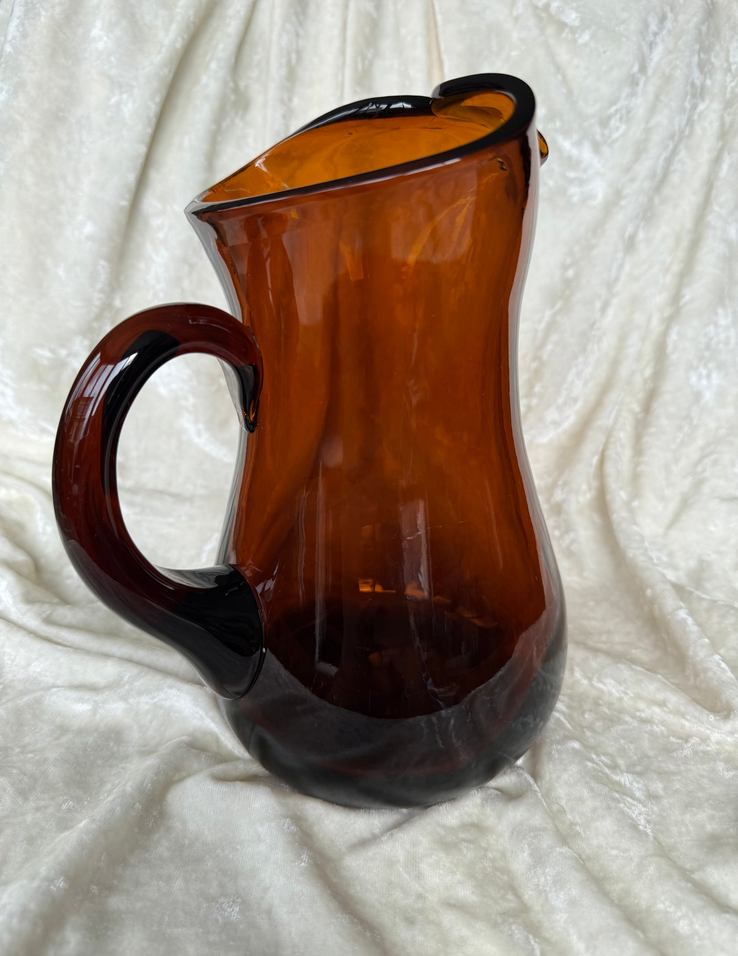 Grand pichet en verre ambré