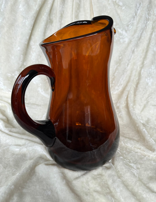 Grand pichet en verre ambré