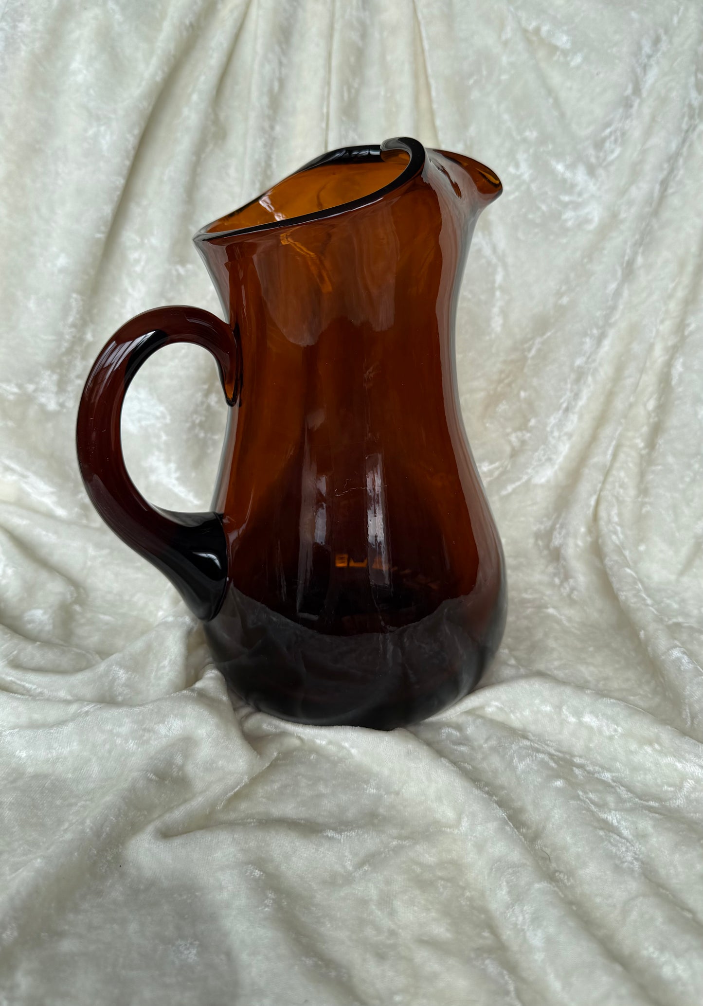 Grand pichet en verre ambré
