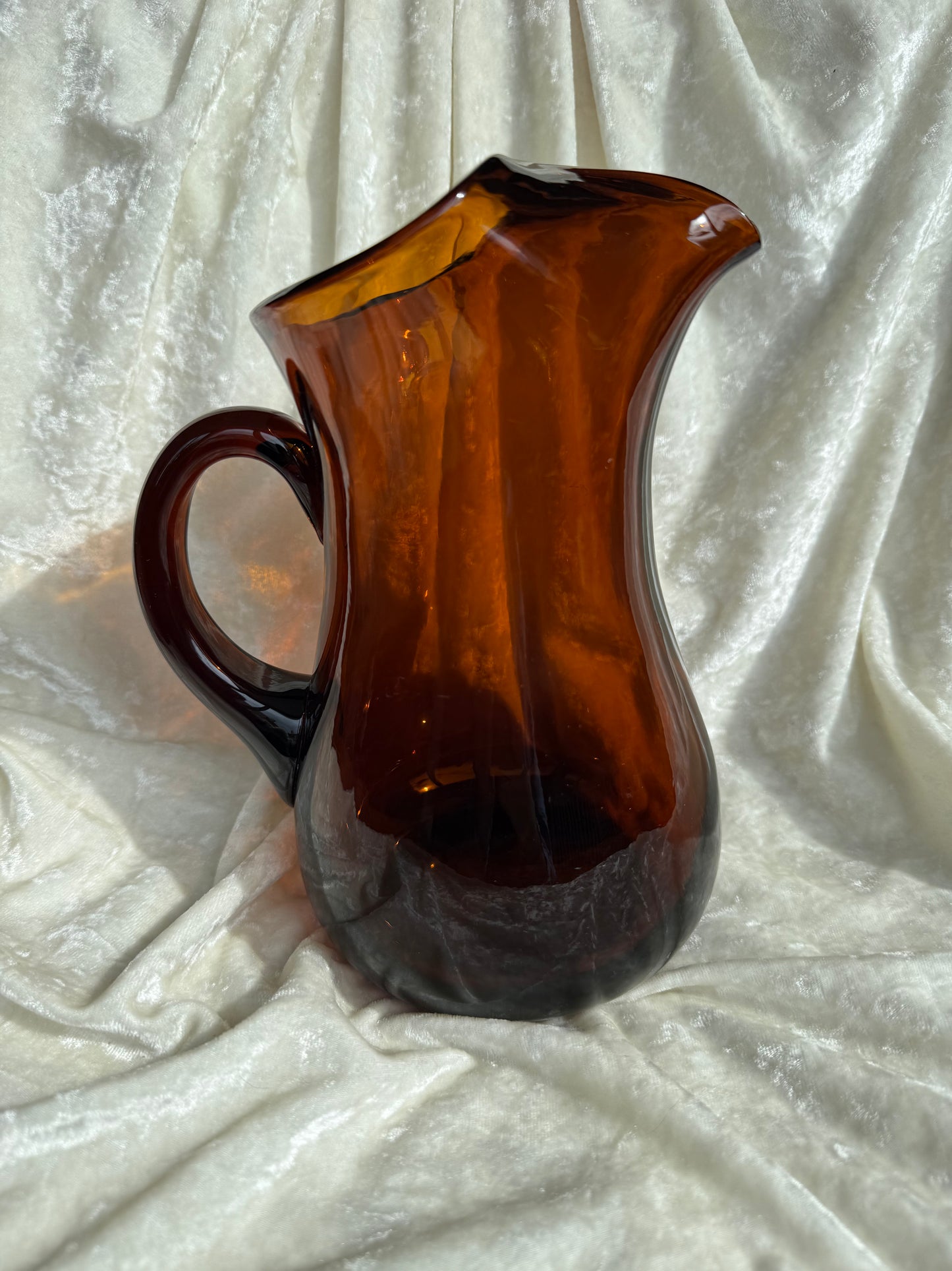Grand pichet en verre ambré