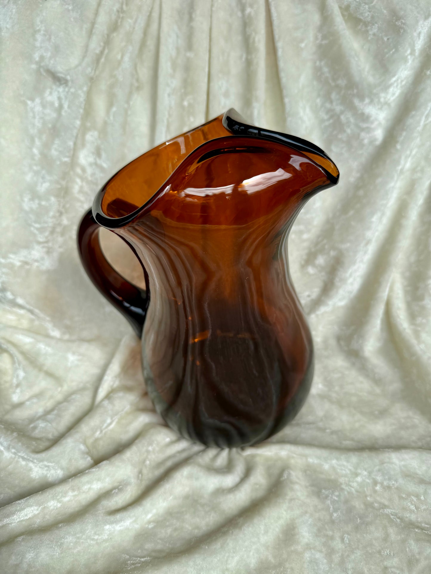 Grand pichet en verre ambré