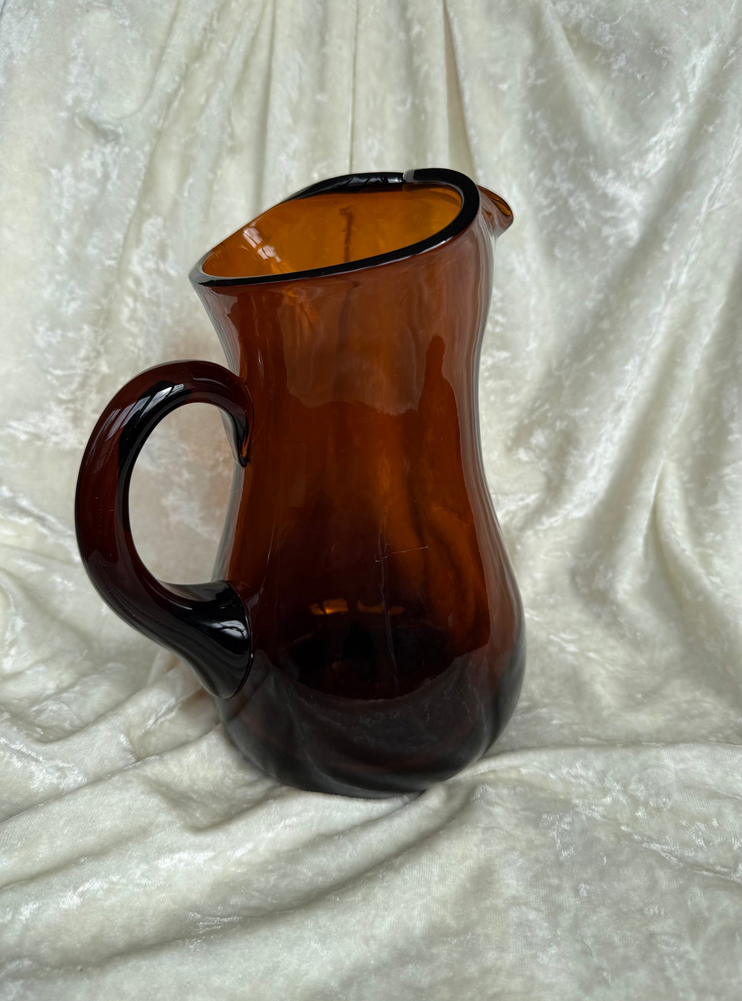 Grand pichet en verre ambré