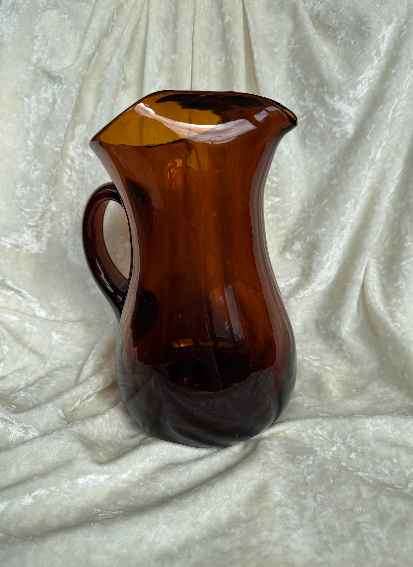 Grand pichet en verre ambré