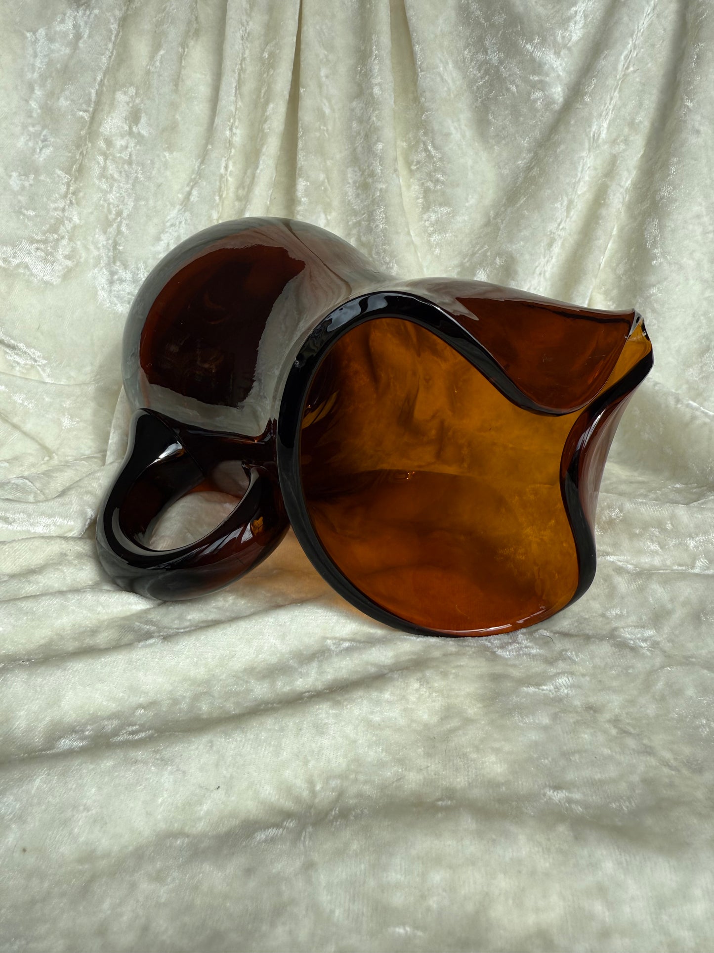 Grand pichet en verre ambré
