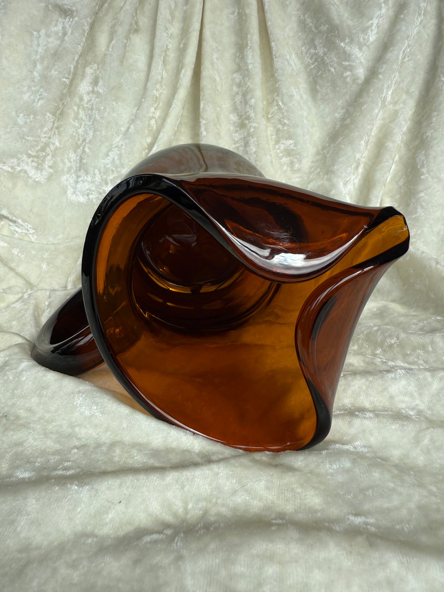 Grand pichet en verre ambré