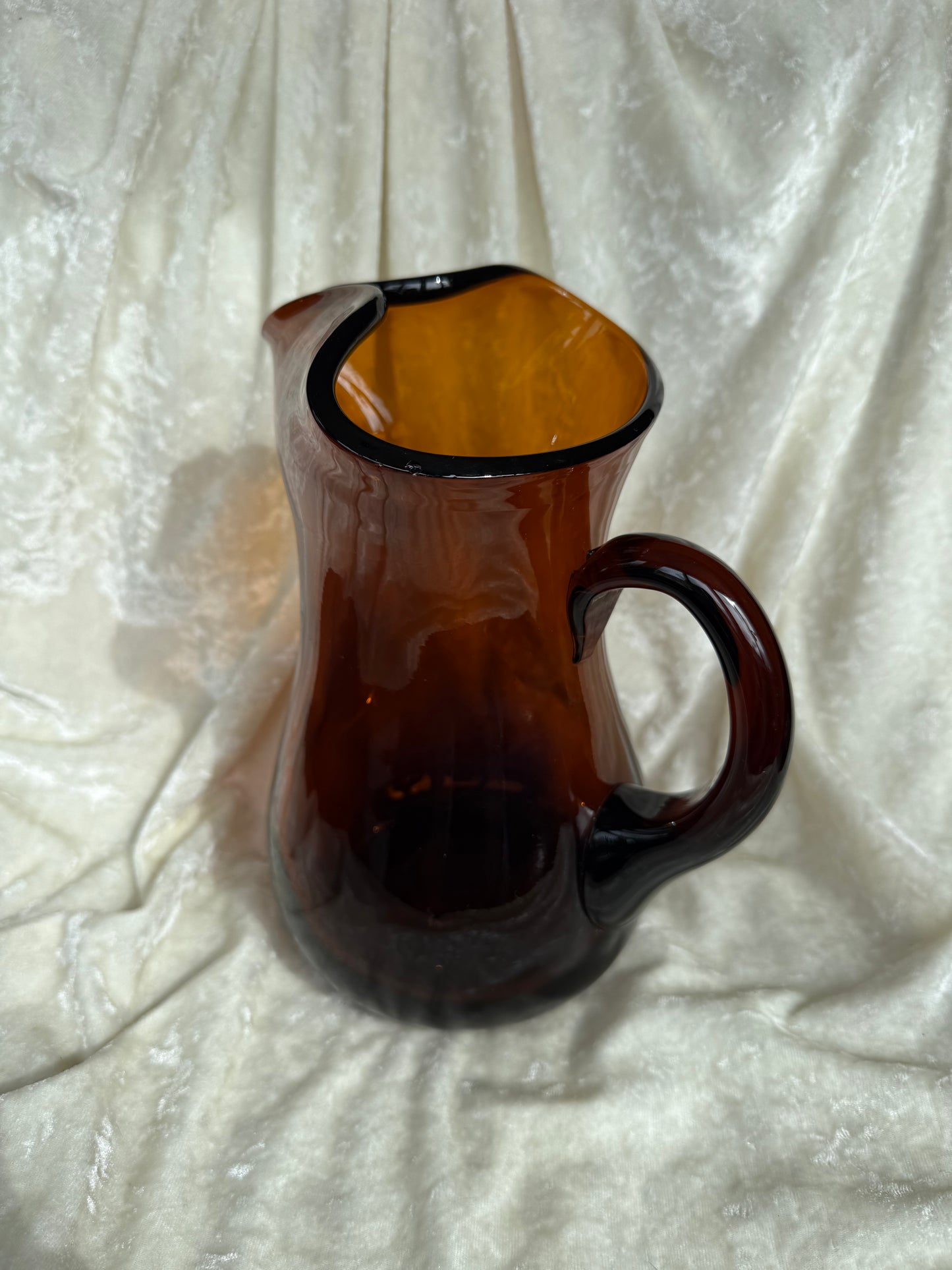 Grand pichet en verre ambré