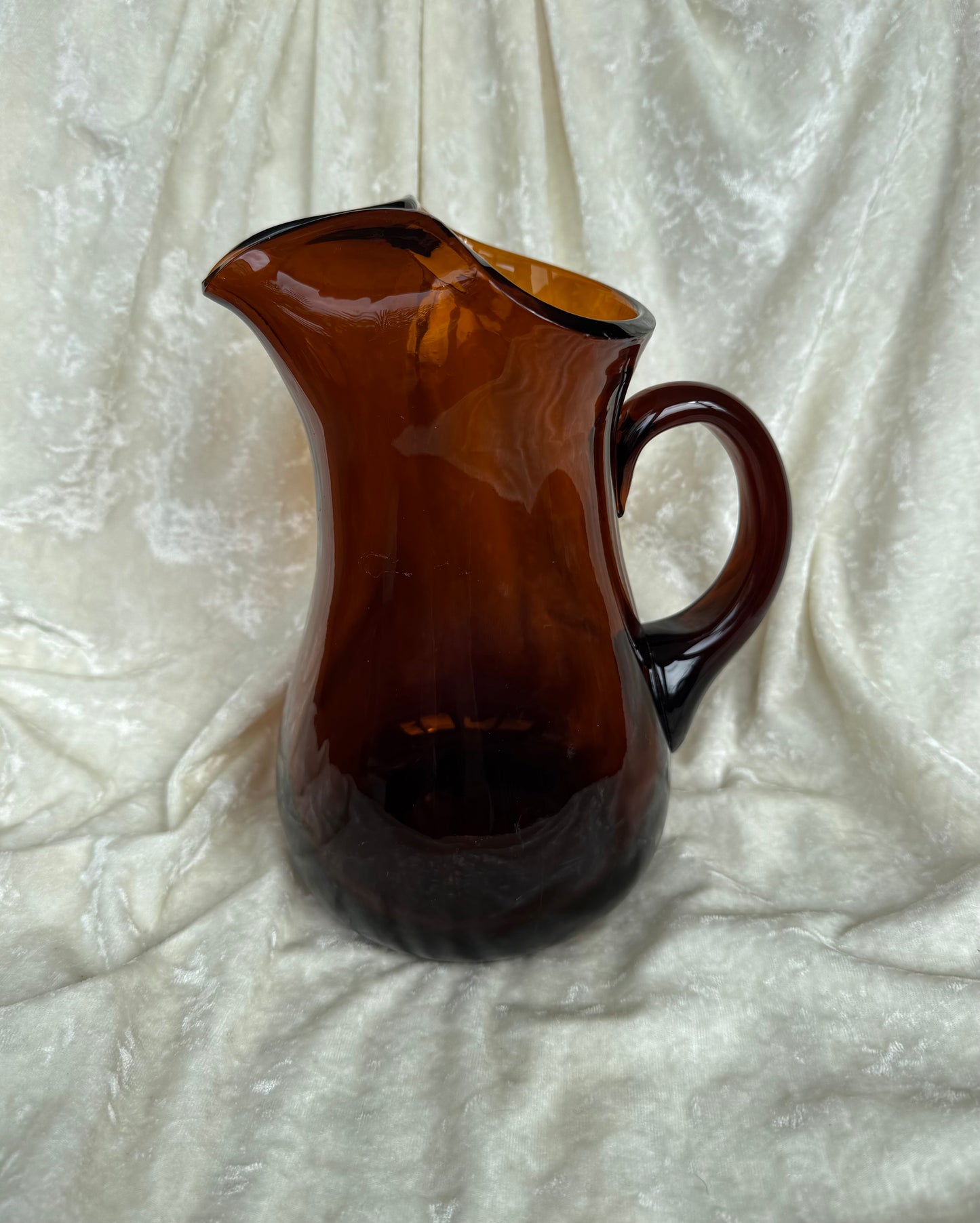Grand pichet en verre ambré