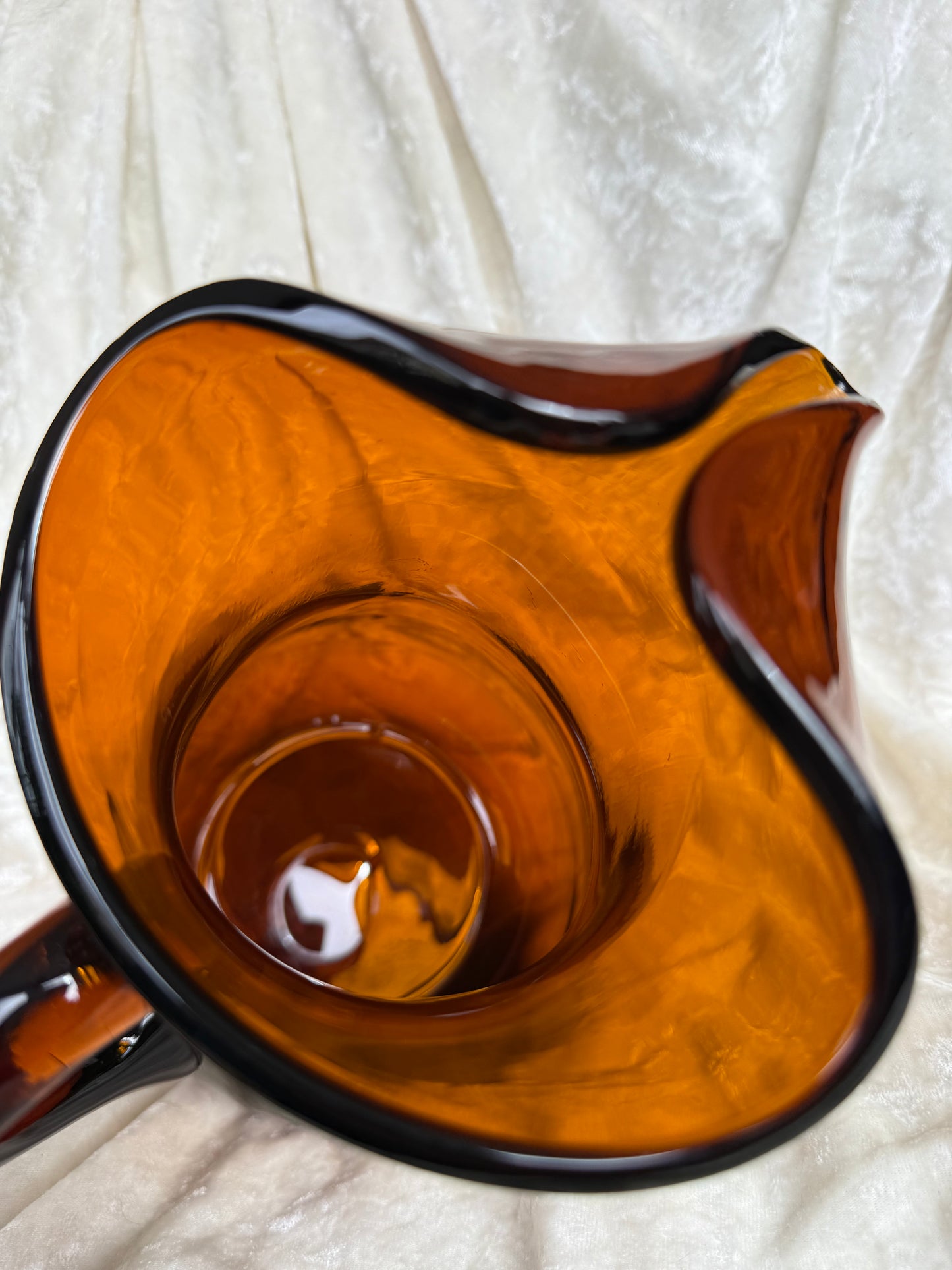 Grand pichet en verre ambré