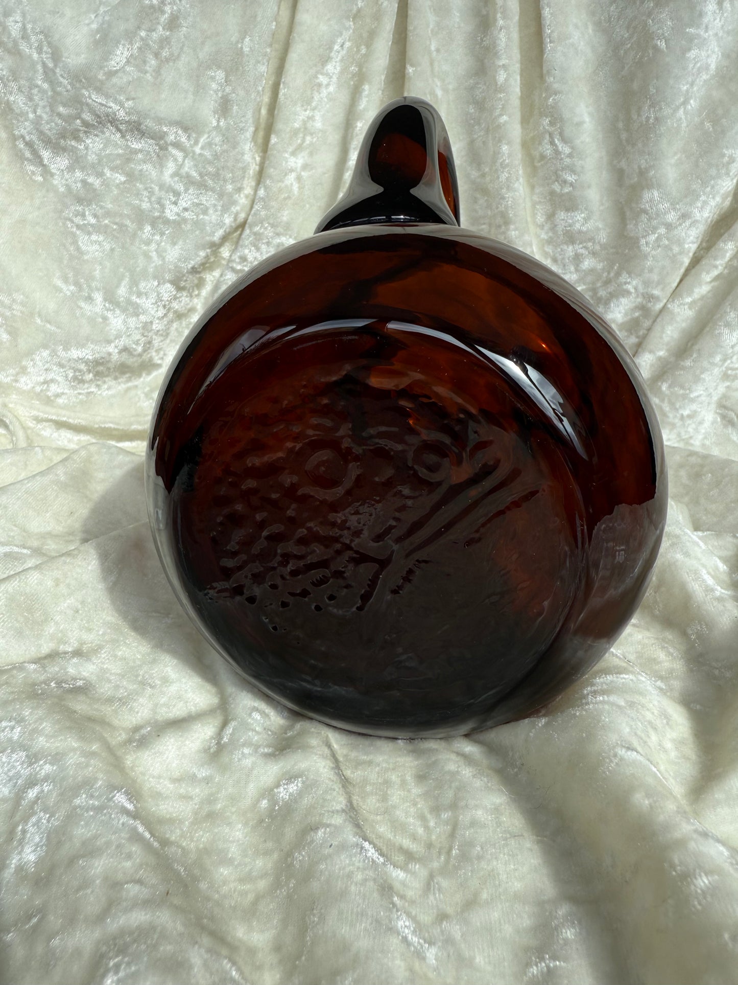 Grand pichet en verre ambré