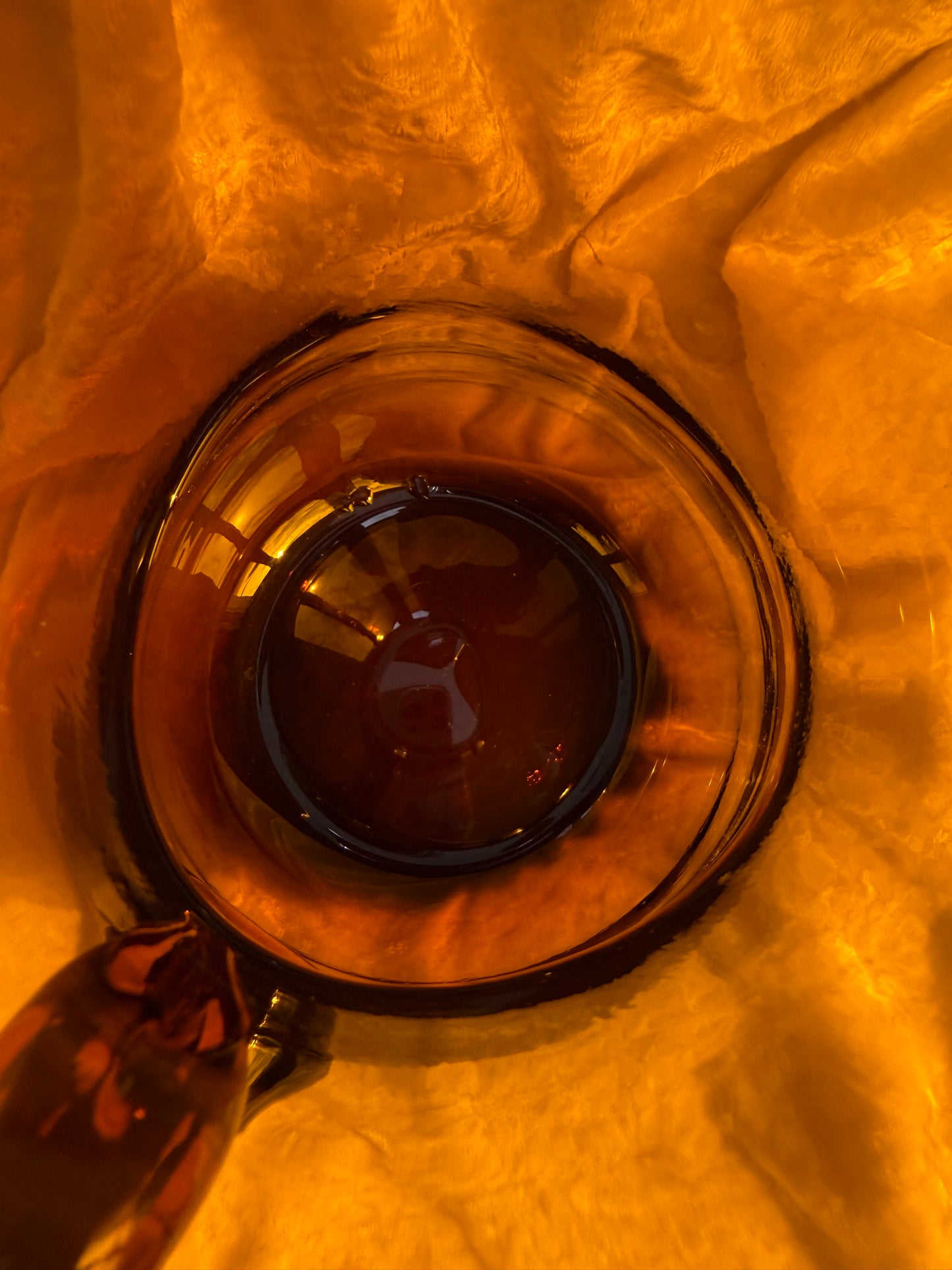 Grand pichet en verre ambré