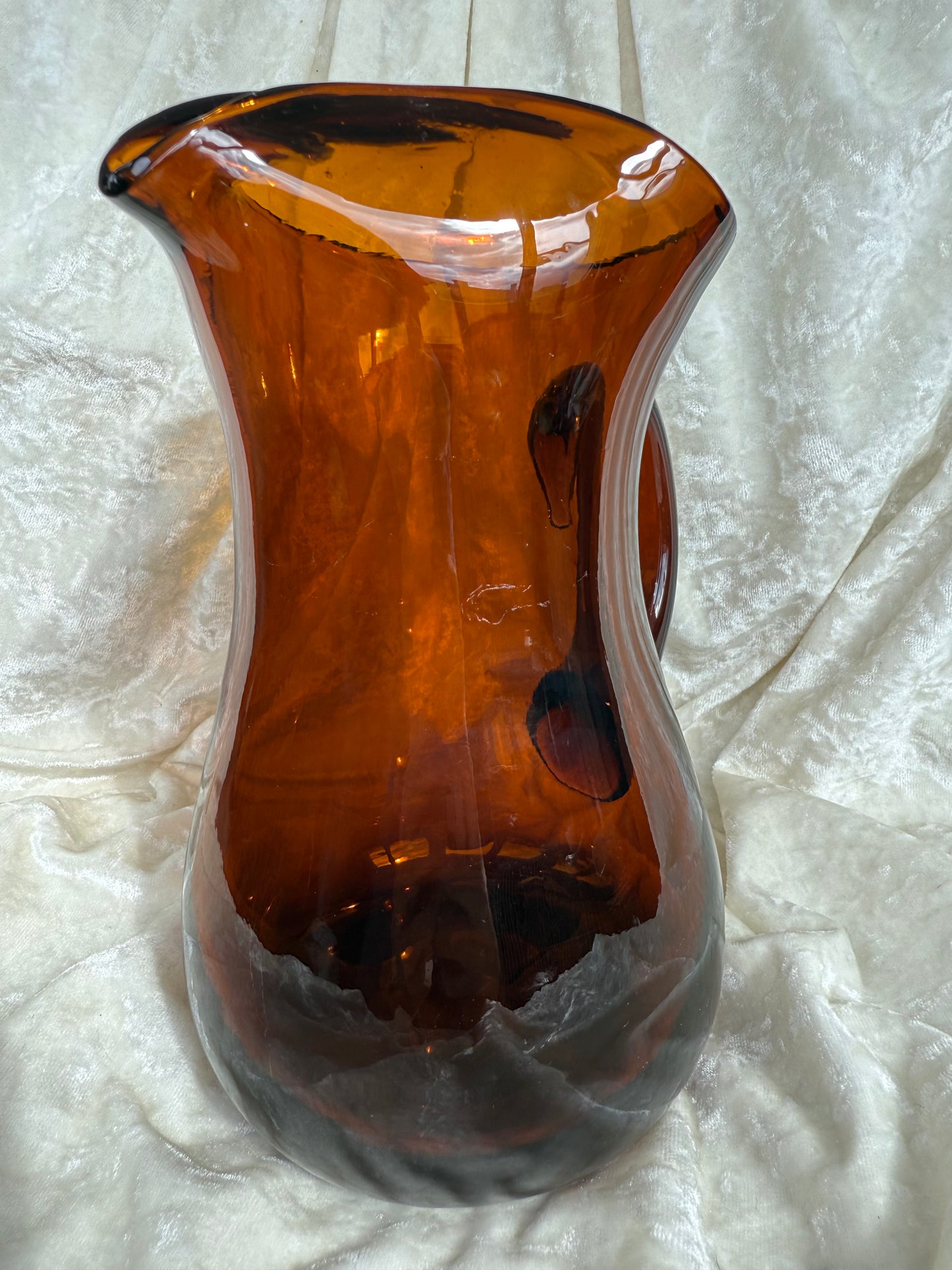 Grand pichet en verre ambré
