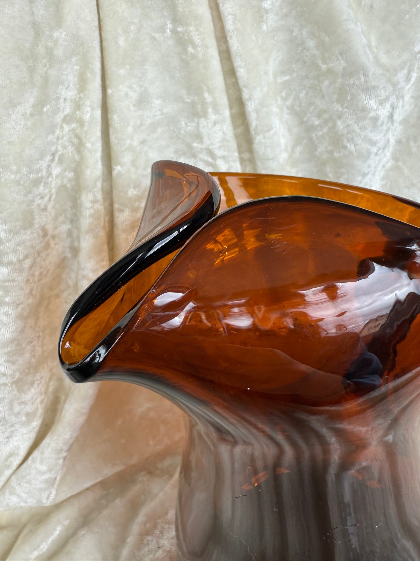 Grand pichet en verre ambré