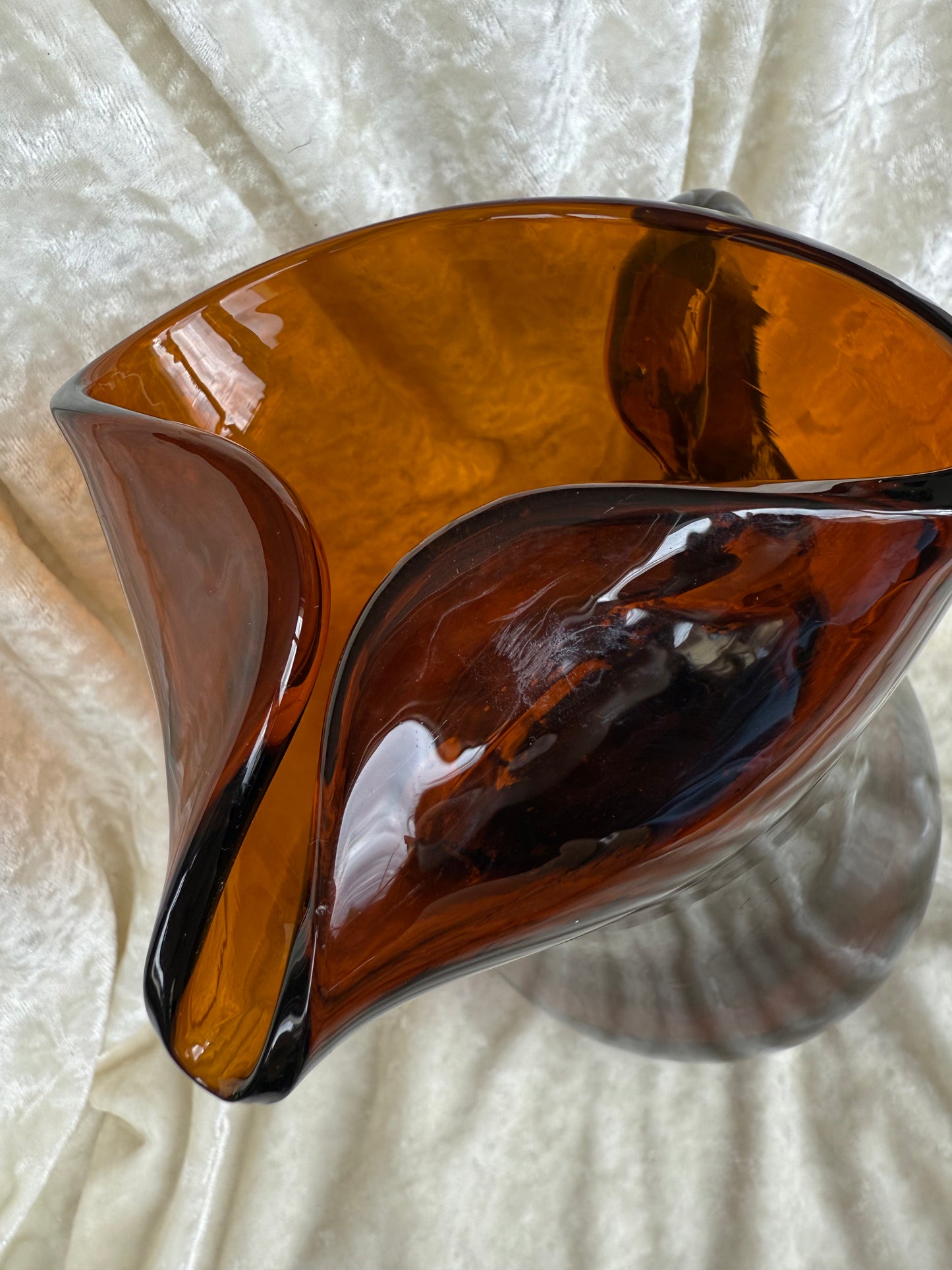Grand pichet en verre ambré