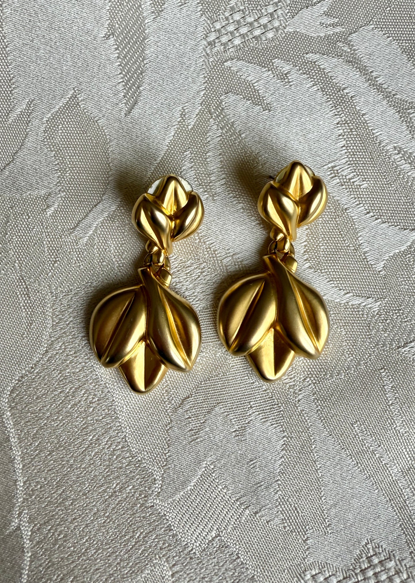 Boucles d’oreilles vintage dorées pendantes feuilles sculpturales années 80