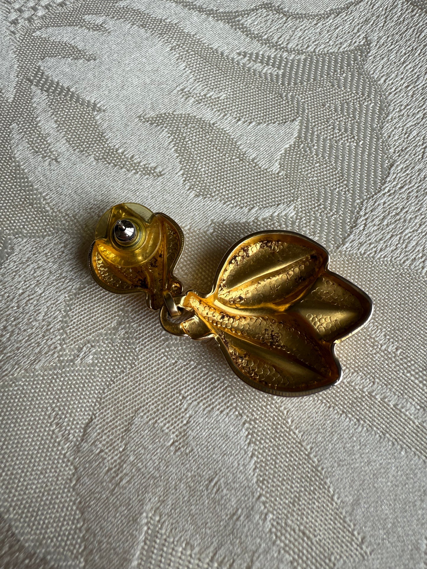 Boucles d’oreilles vintage dorées pendantes feuilles sculpturales années 80