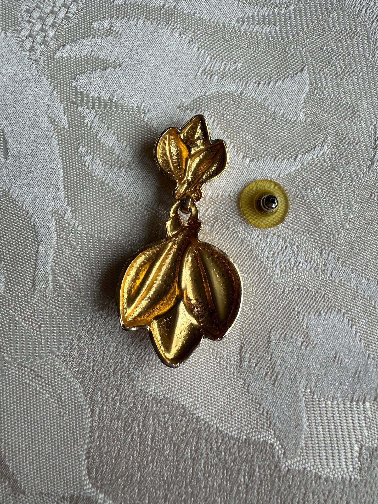Boucles d’oreilles vintage dorées pendantes feuilles sculpturales années 80