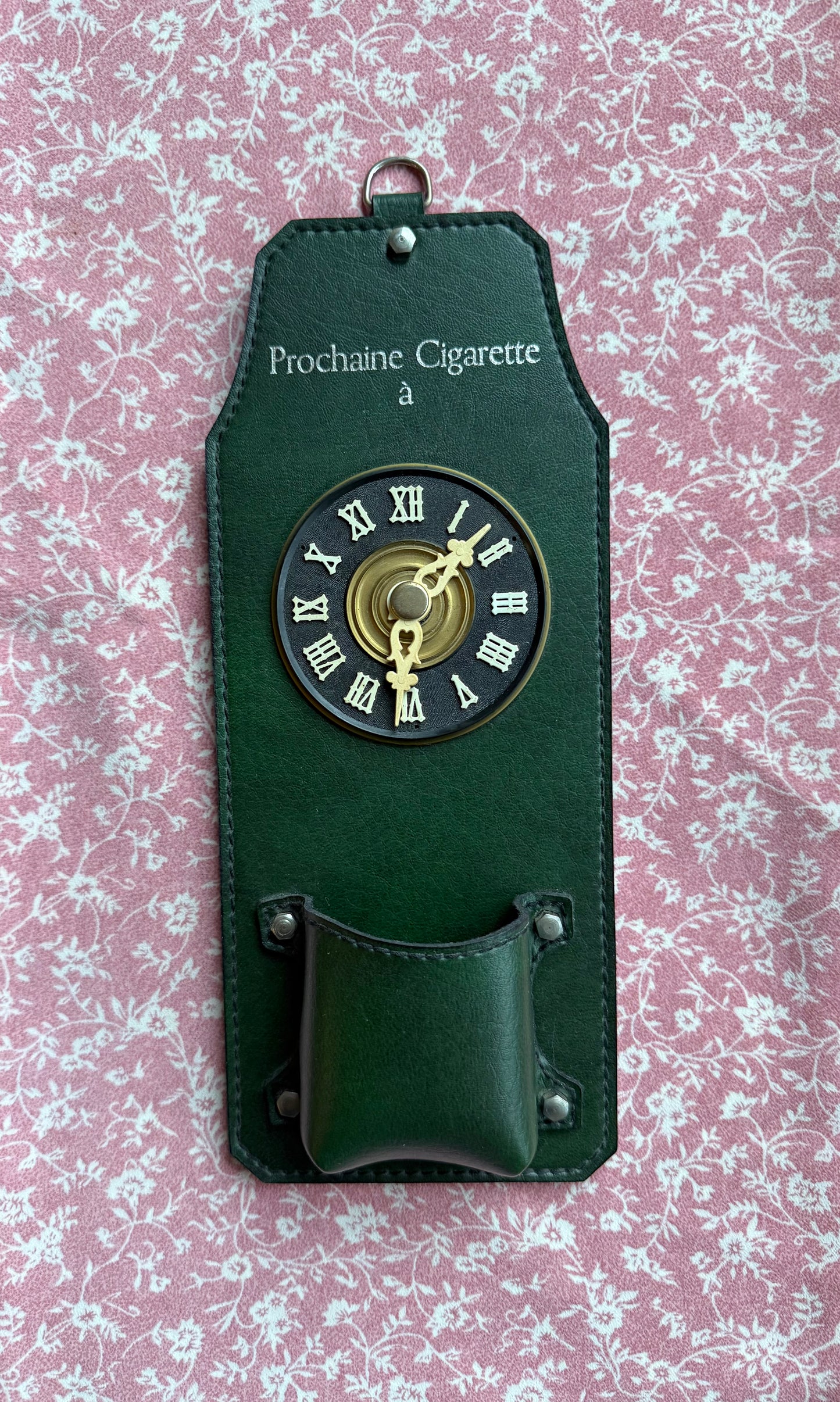 Porte cigarettes mural vintage en cuir vert "Prochaine Cigarette à" avec horloge manuelle