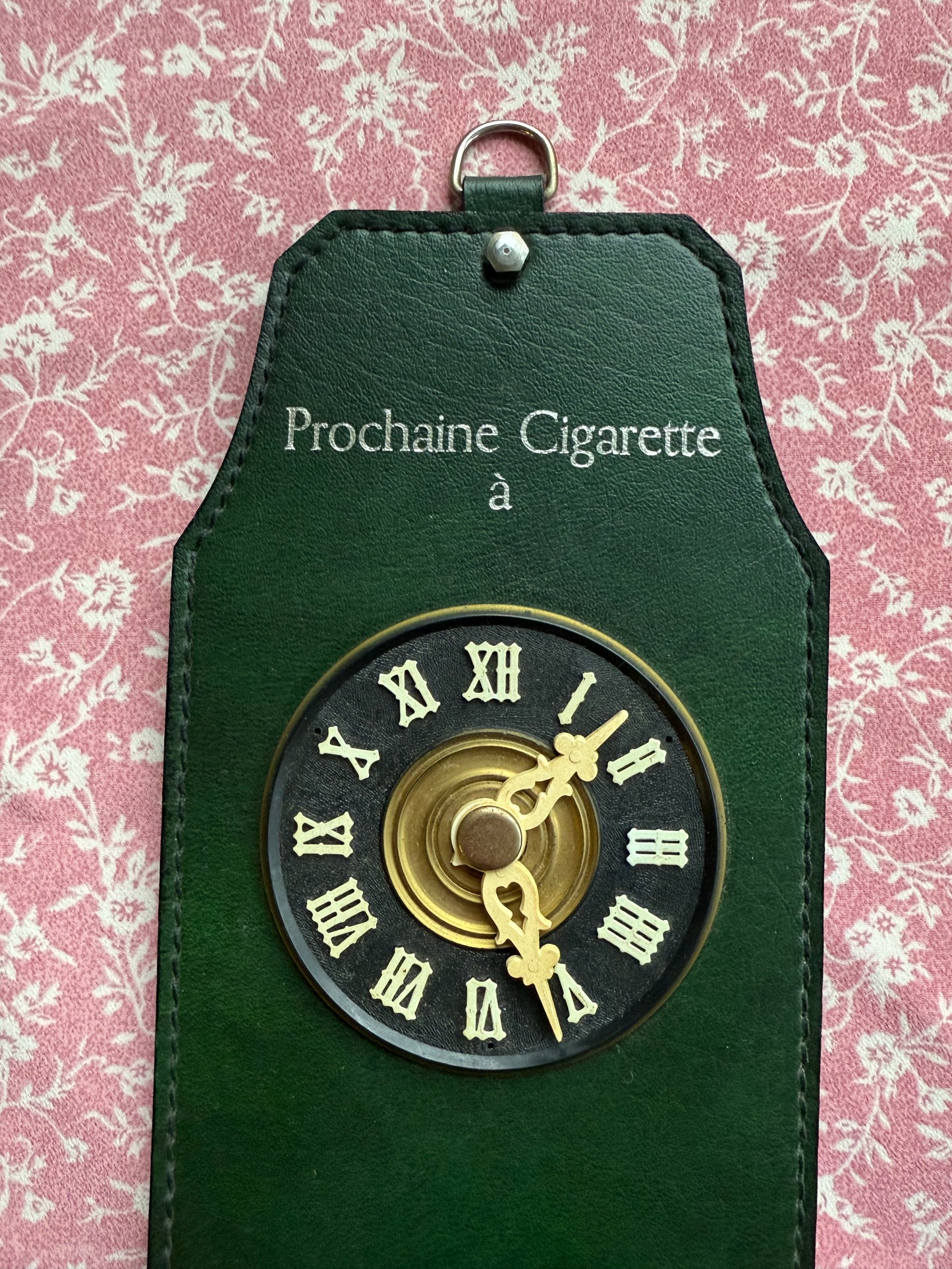 Porte cigarettes mural vintage en cuir vert "Prochaine Cigarette à" avec horloge manuelle