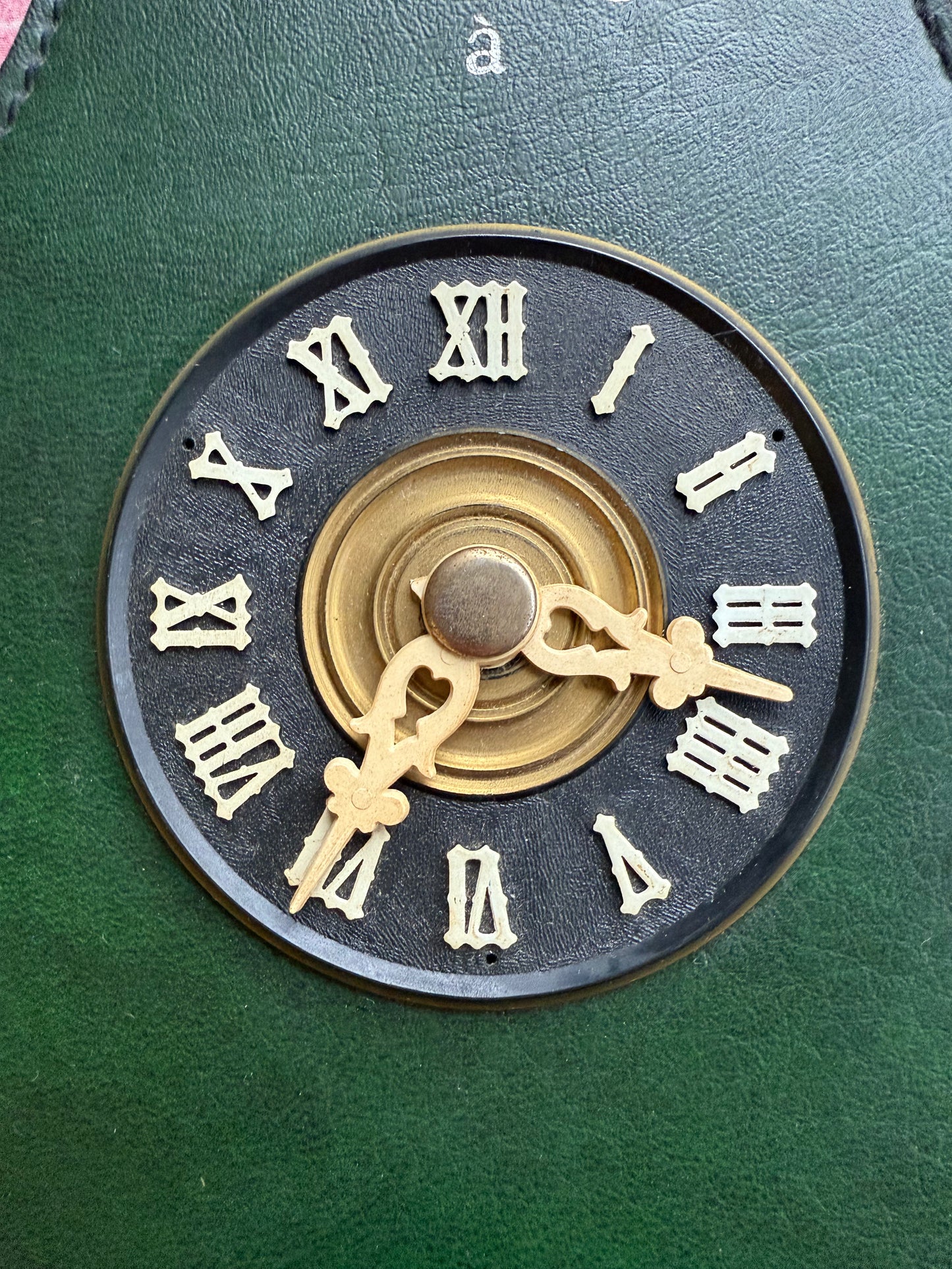Porte cigarettes mural vintage en cuir vert "Prochaine Cigarette à" avec horloge manuelle