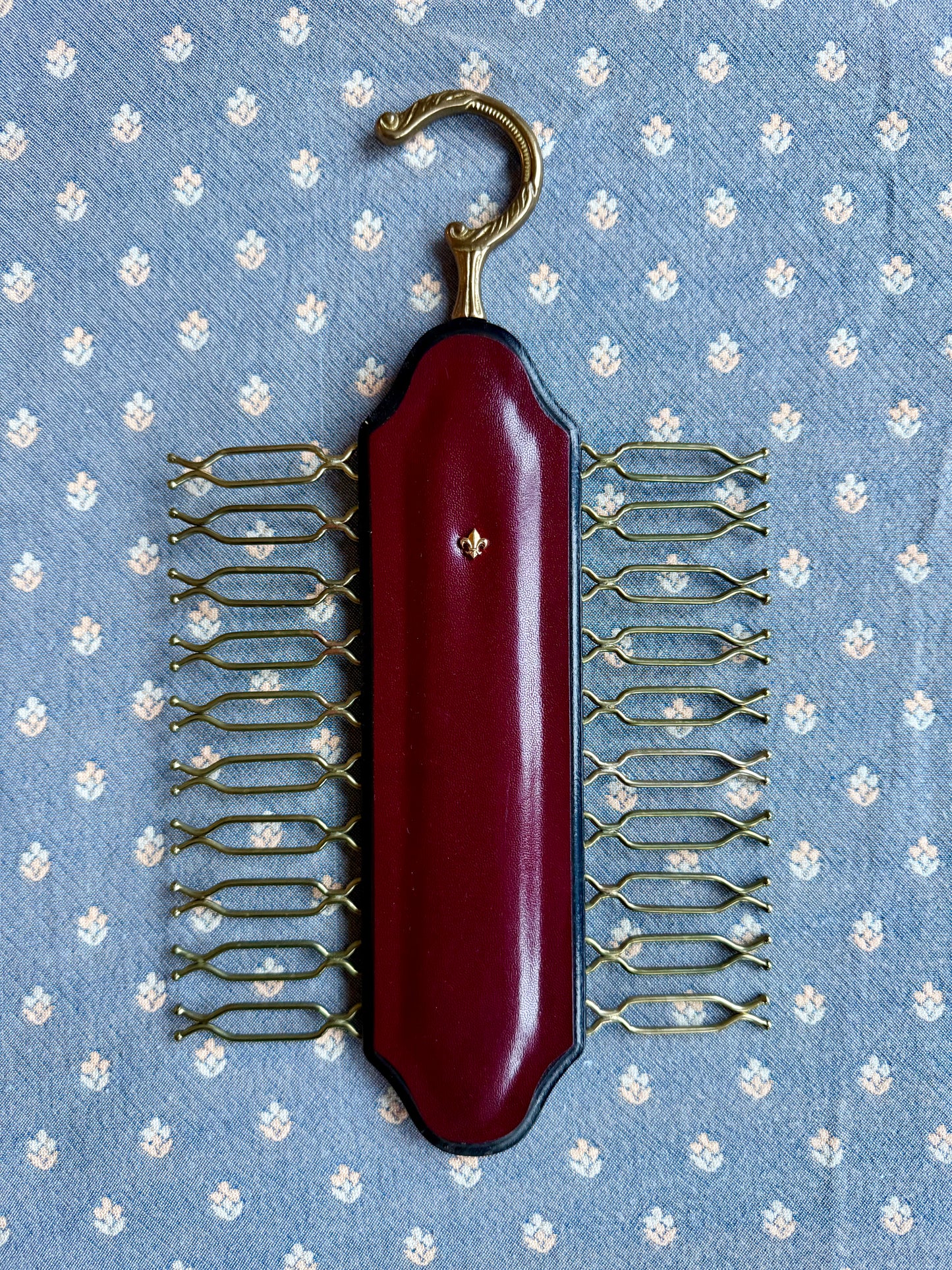 Cintre porte cravates vintage en vrai cuir