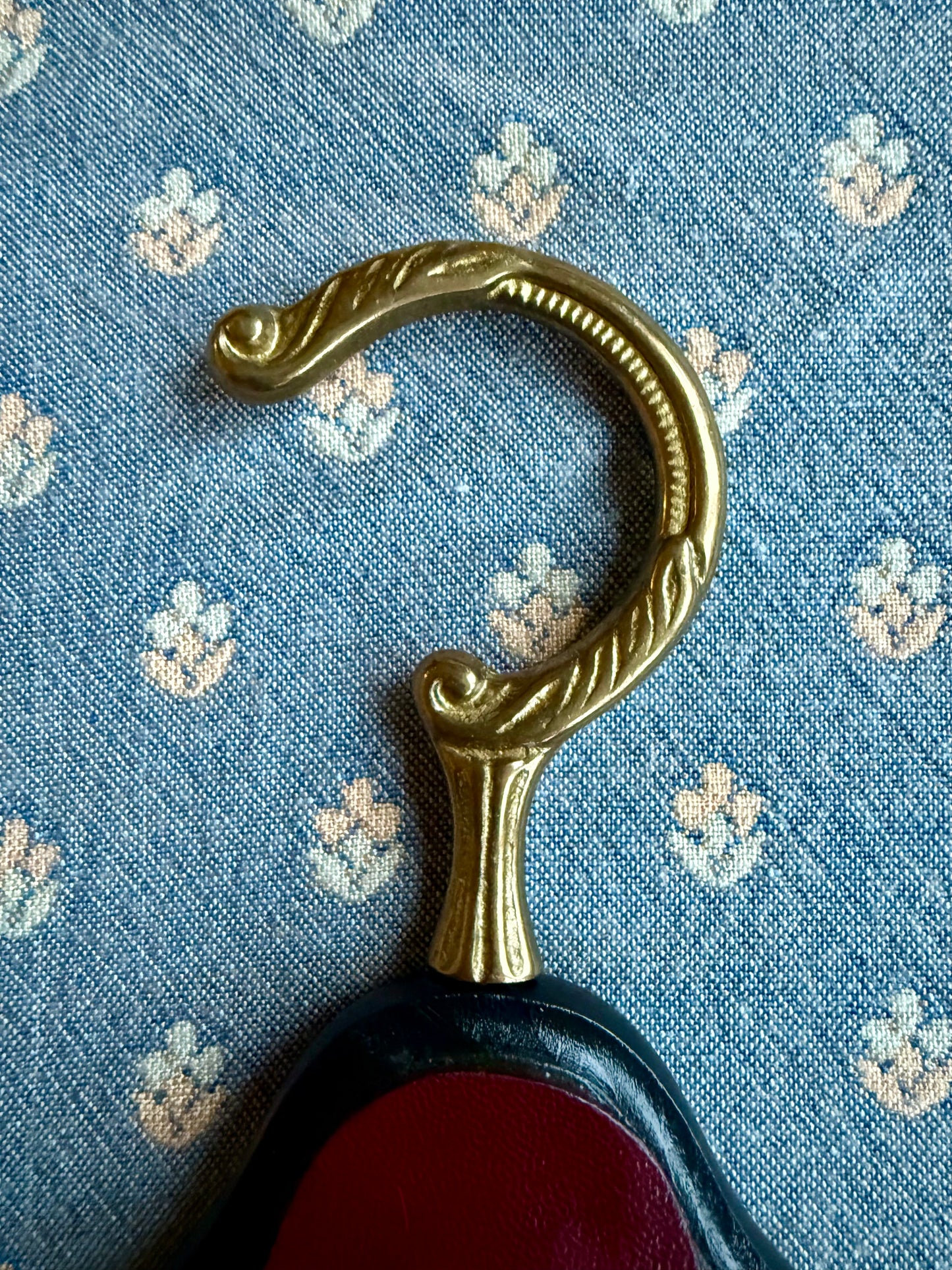 Cintre porte cravates vintage en vrai cuir