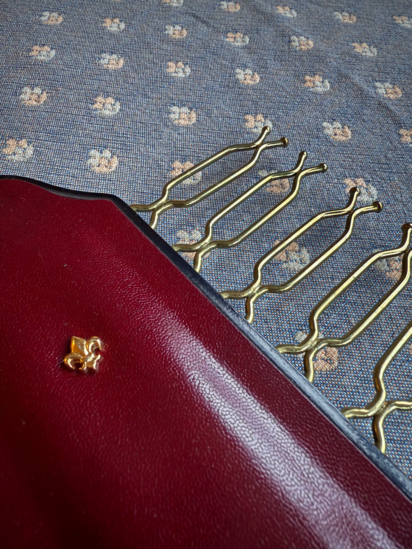 Cintre porte cravates vintage en vrai cuir