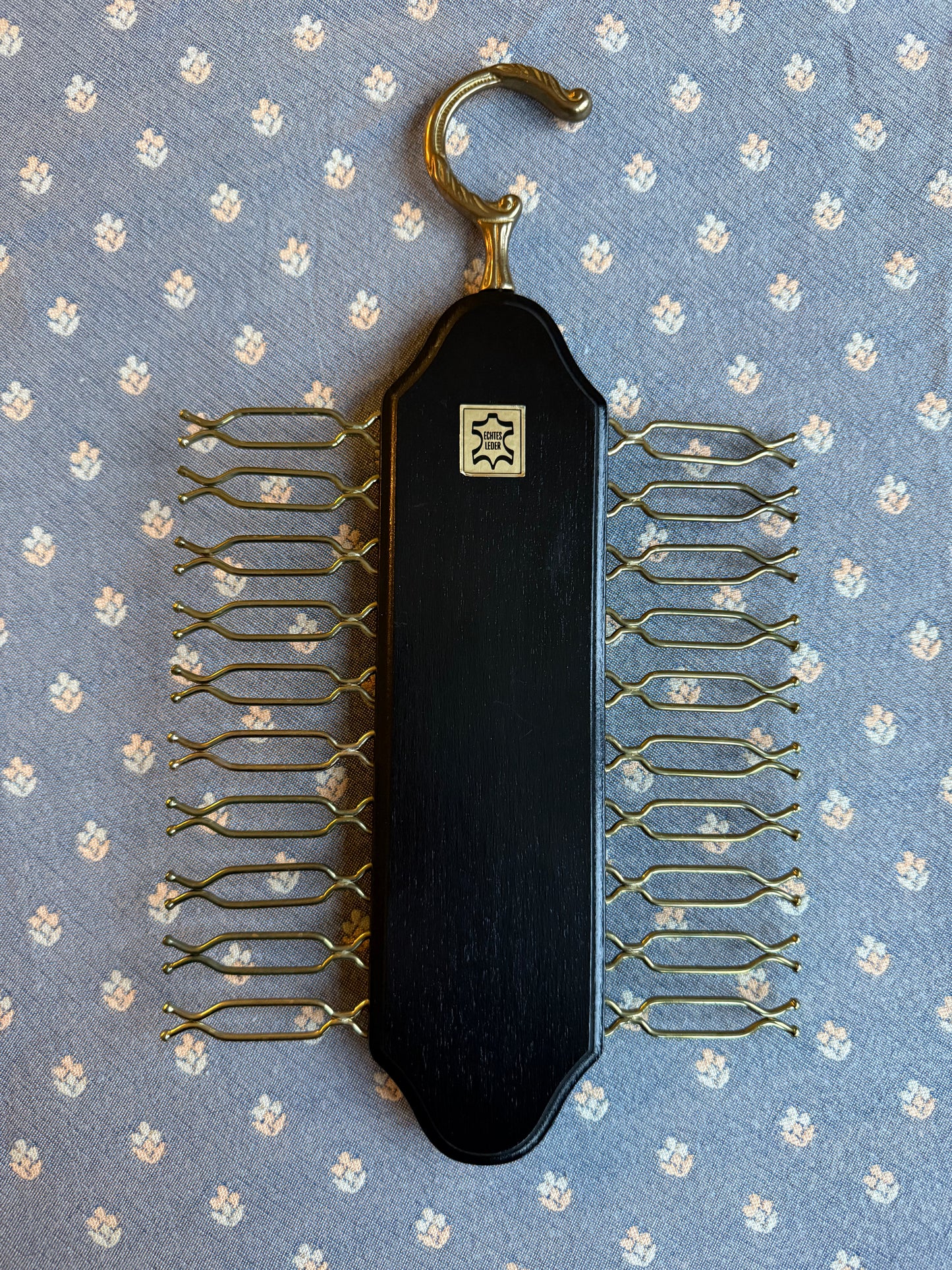 Cintre porte cravates vintage en vrai cuir