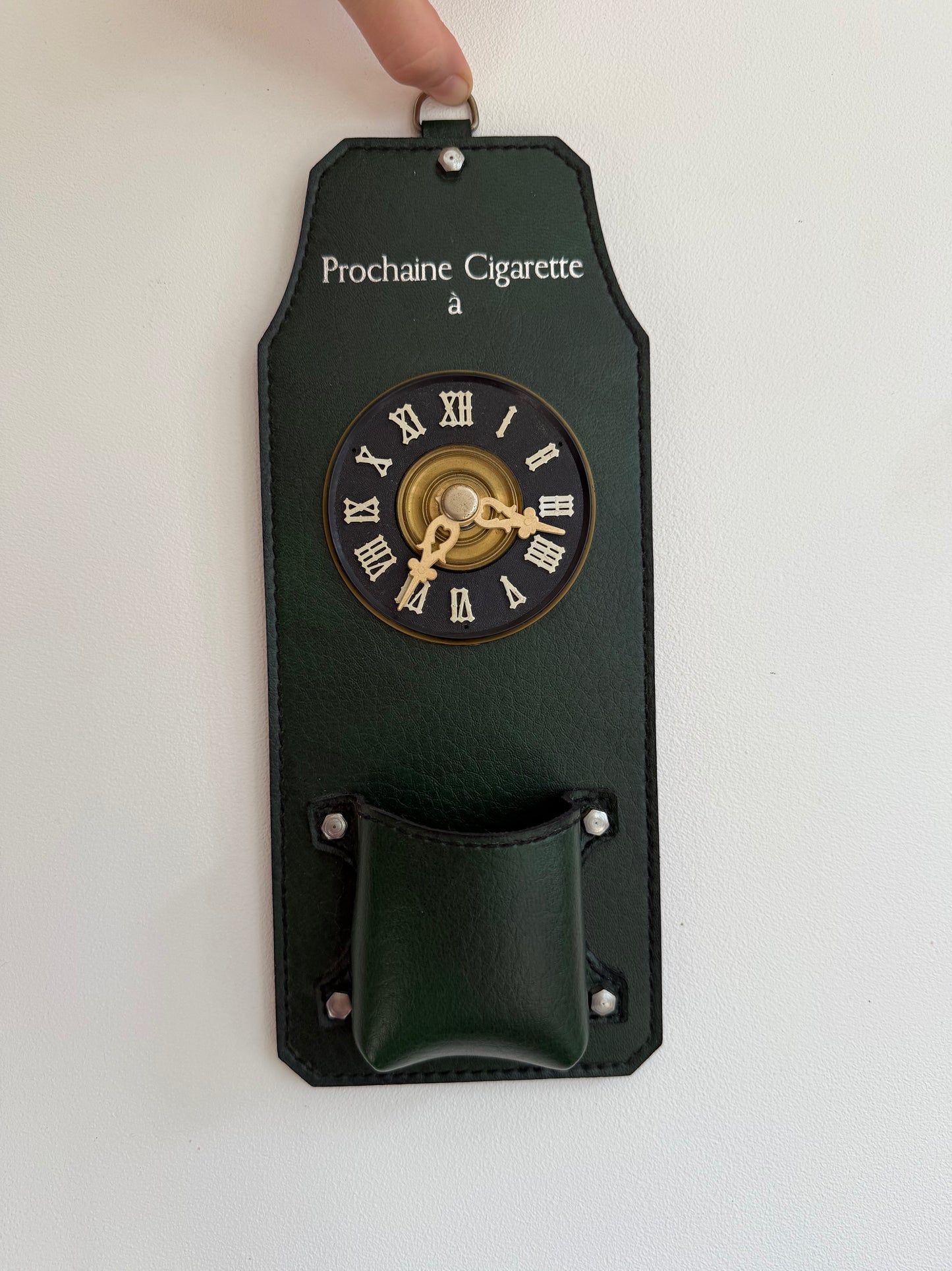 Porte cigarettes mural vintage en cuir vert "Prochaine Cigarette à" avec horloge manuelle