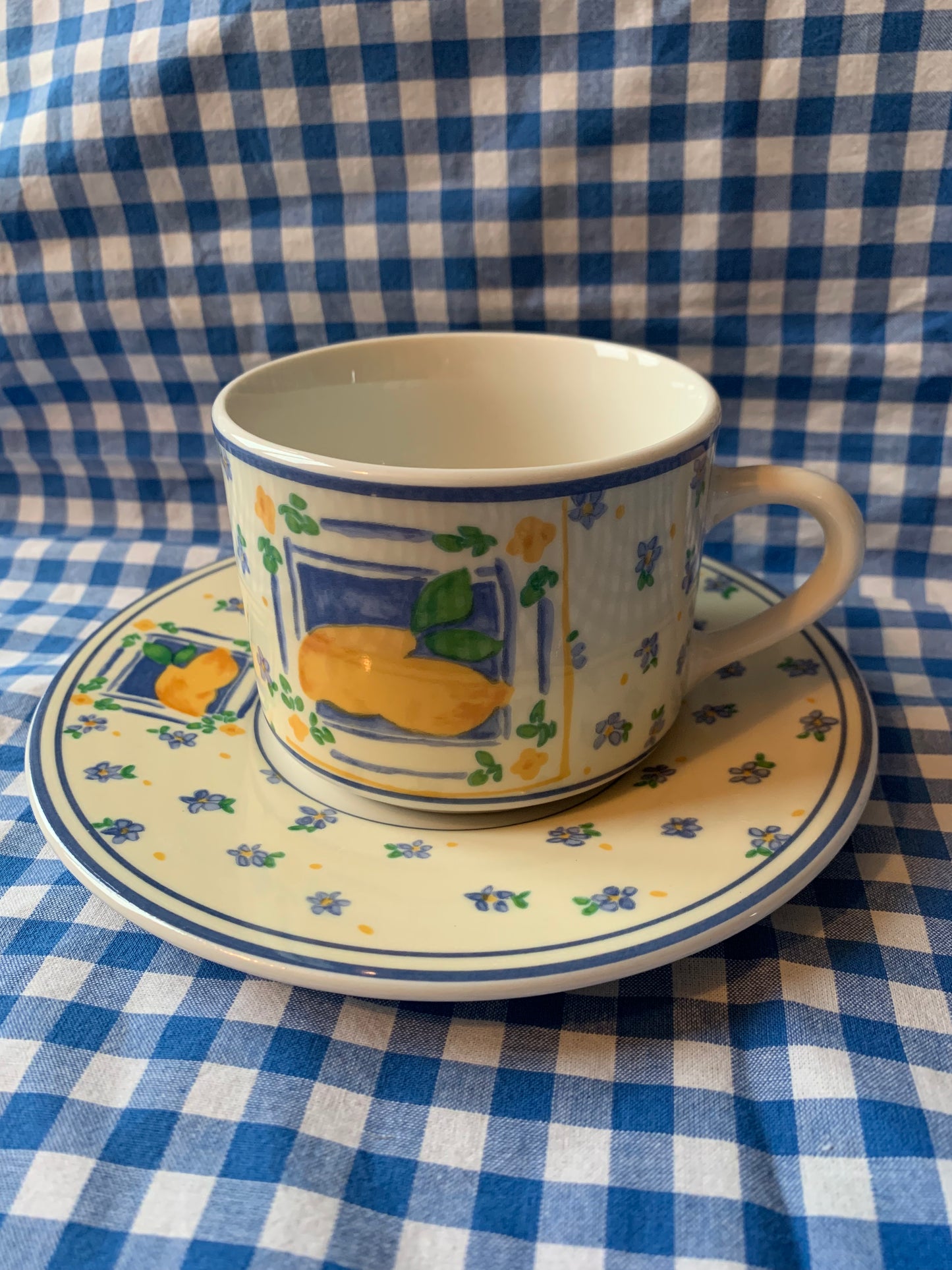 Cinq tasses thé / café en porcelaine avec leurs assiette Royal Five Stars