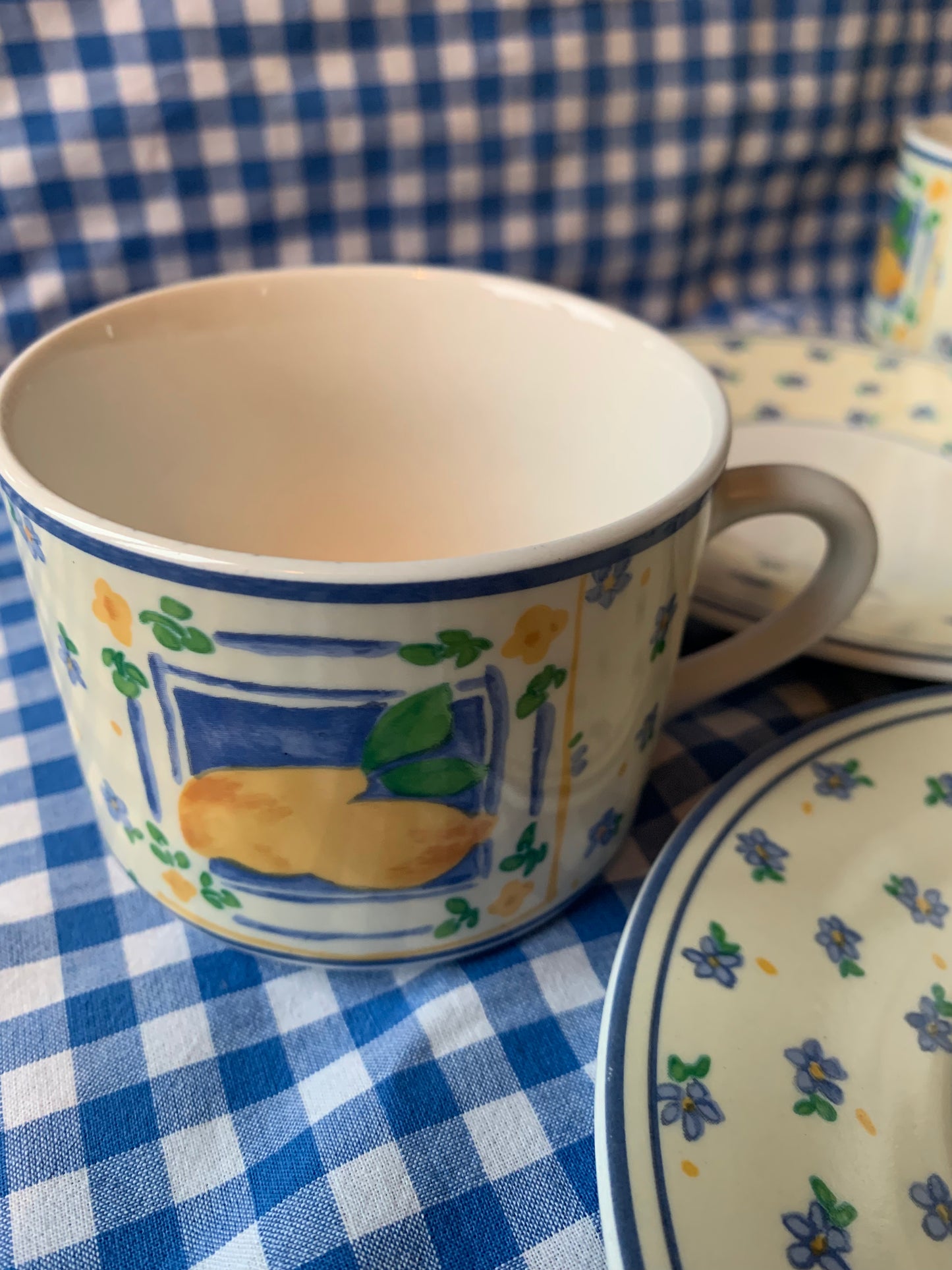 Cinq tasses thé / café en porcelaine avec leurs assiette Royal Five Stars