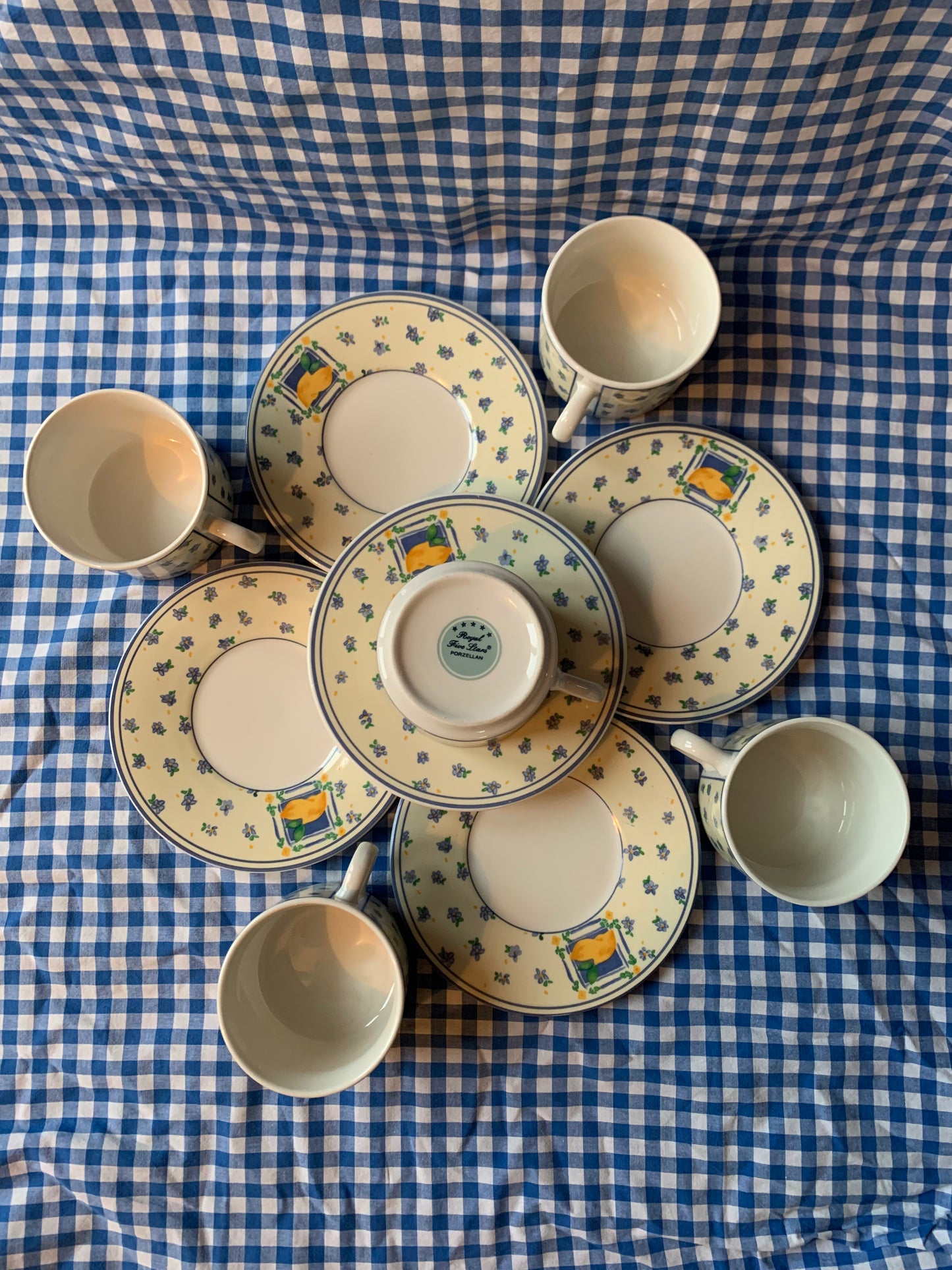 Cinq tasses thé / café en porcelaine avec leurs assiette Royal Five Stars