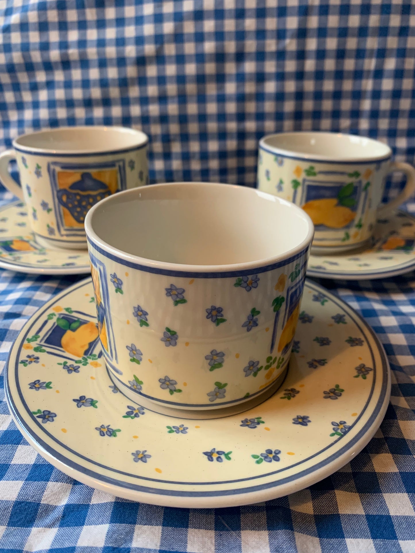 Cinq tasses thé / café en porcelaine avec leurs assiette Royal Five Stars