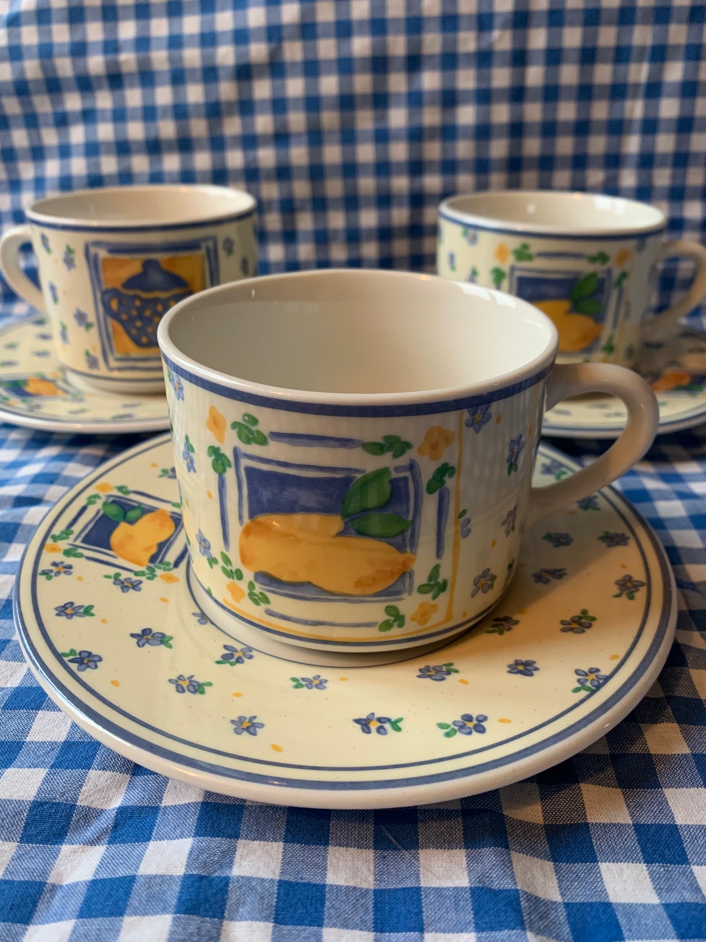 Cinq tasses thé / café en porcelaine avec leurs assiette Royal Five Stars