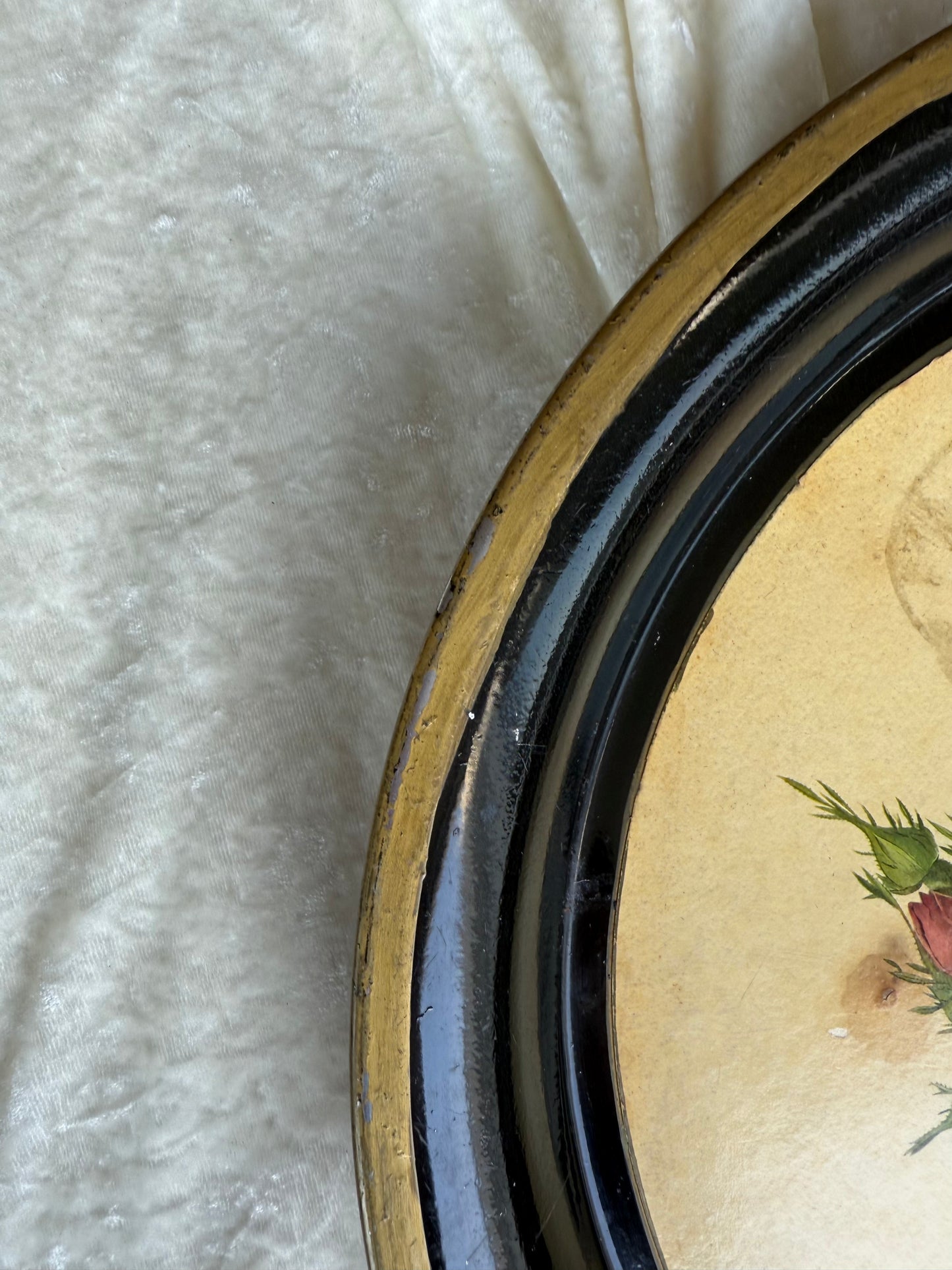 Plateau rond métallique ancien avec dessin de rose