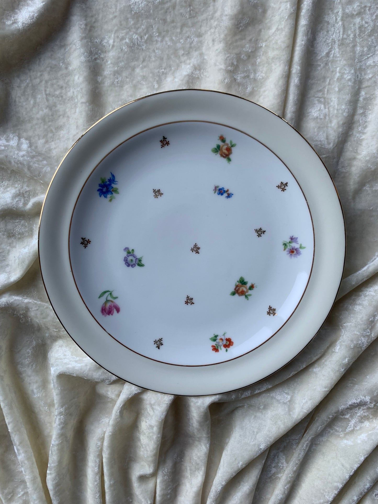 Quatre assiettes en porcelaine de Limoges