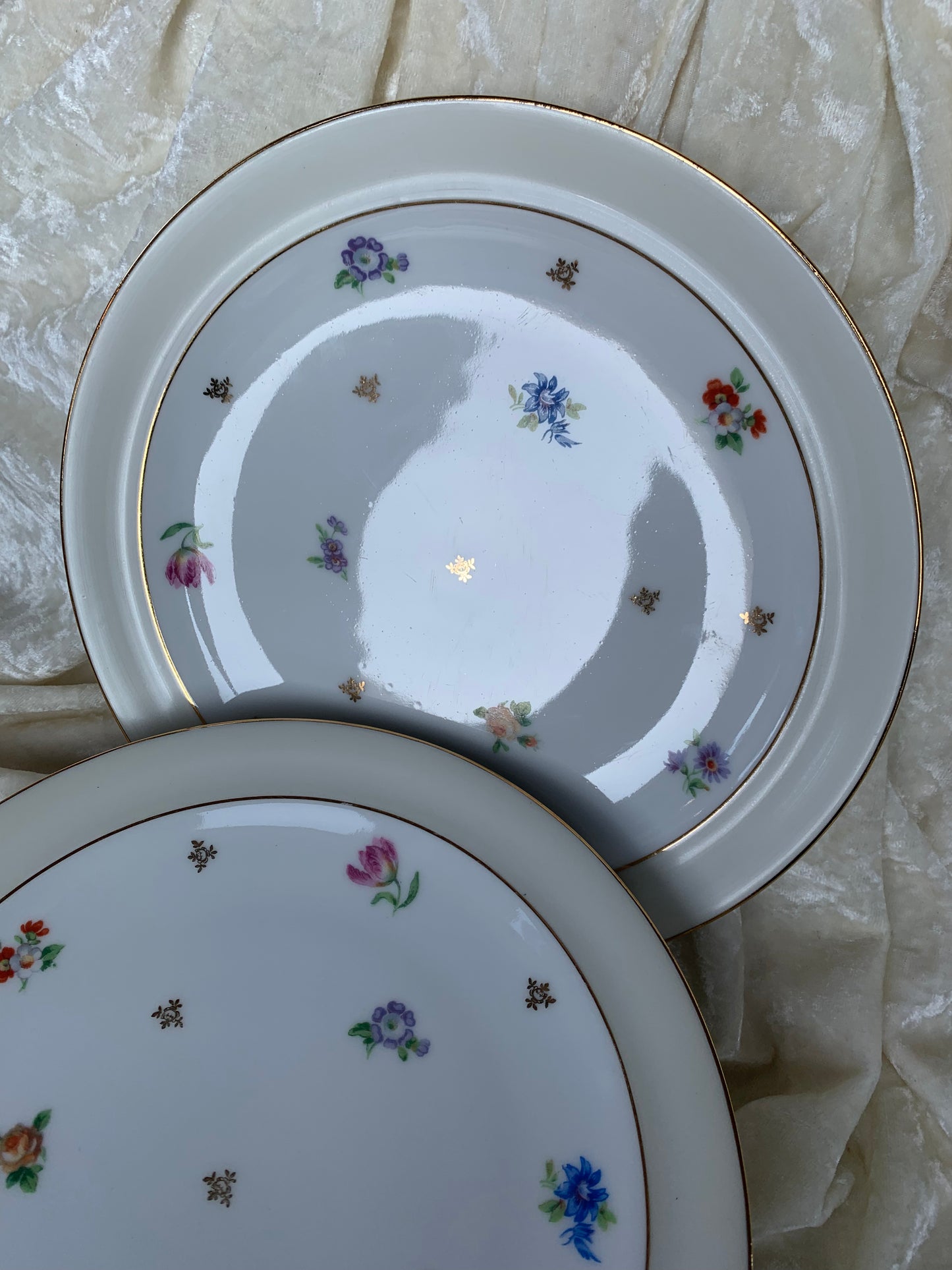 Quatre assiettes en porcelaine de Limoges