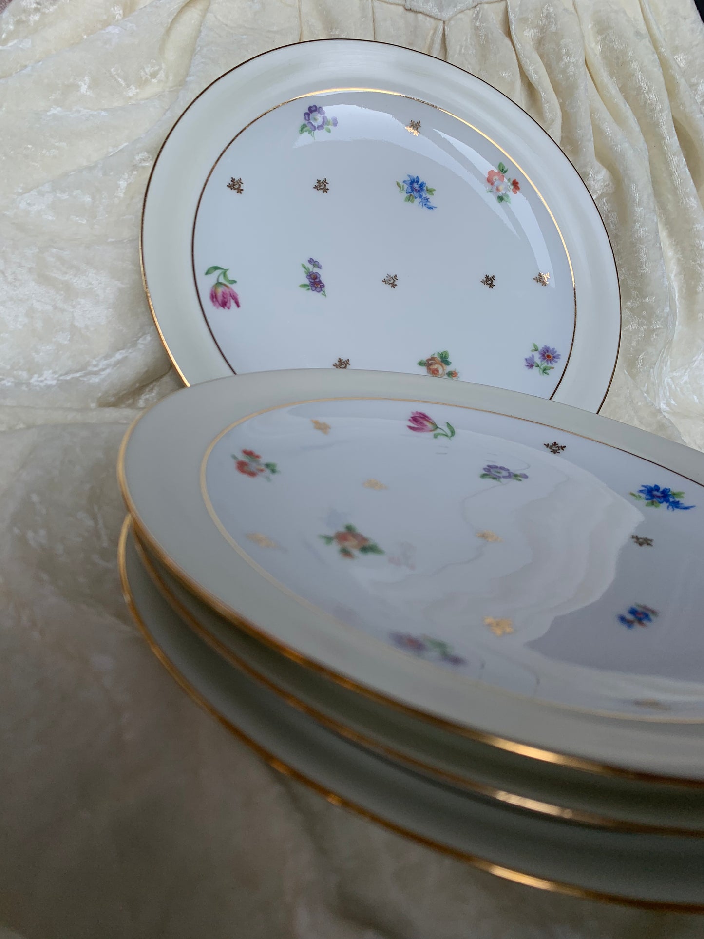 Quatre assiettes en porcelaine de Limoges