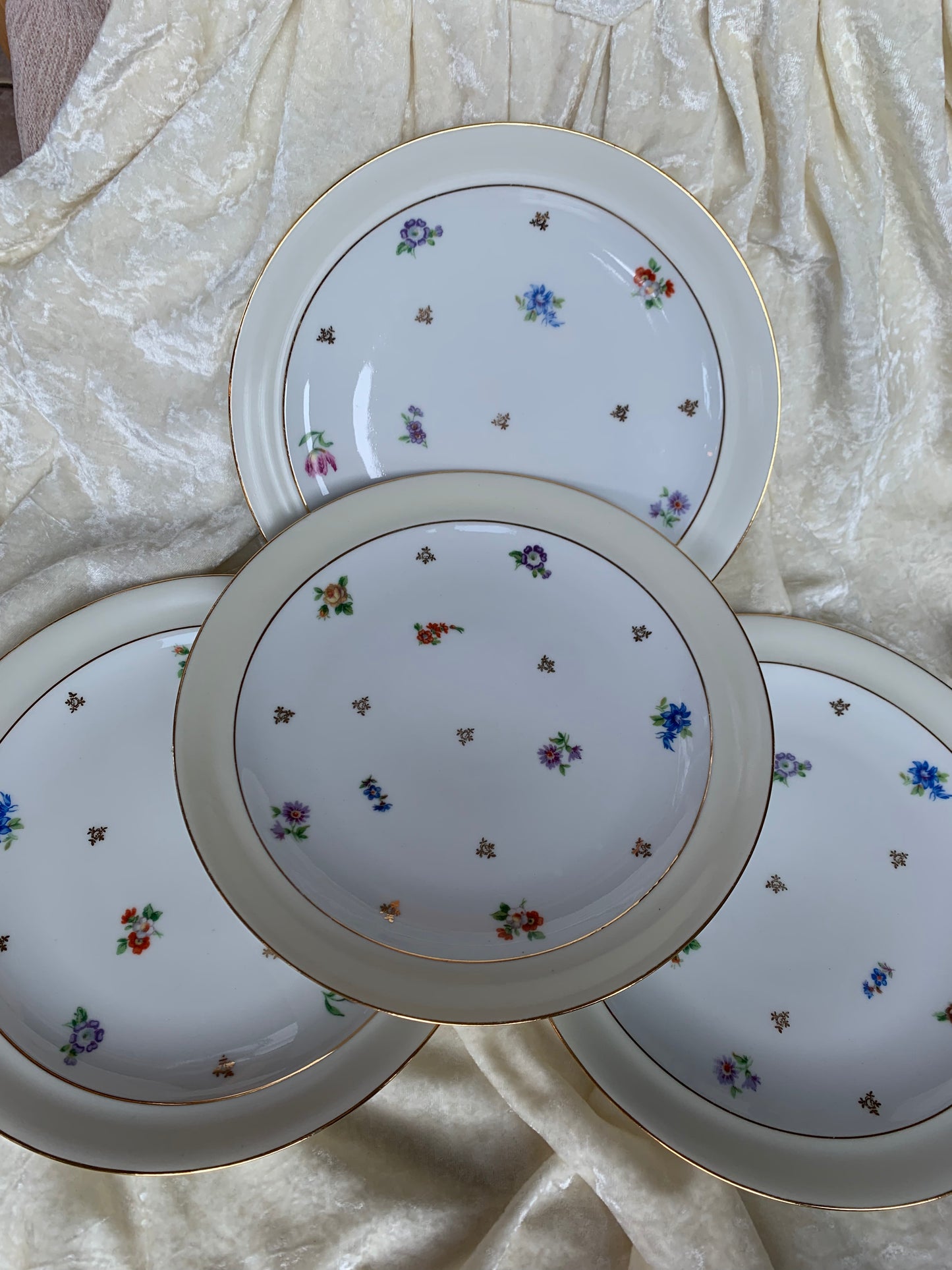 Quatre assiettes en porcelaine de Limoges