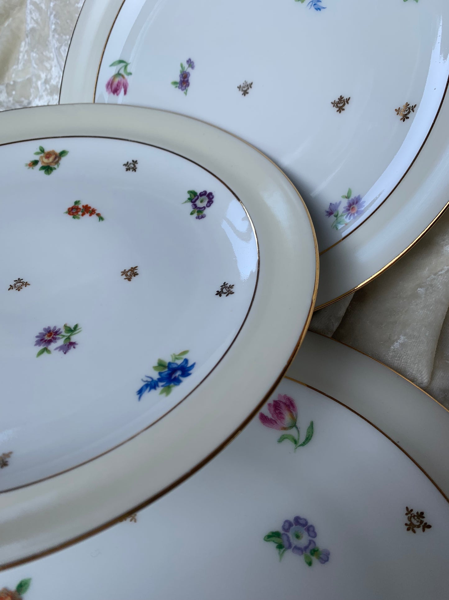 Quatre assiettes en porcelaine de Limoges