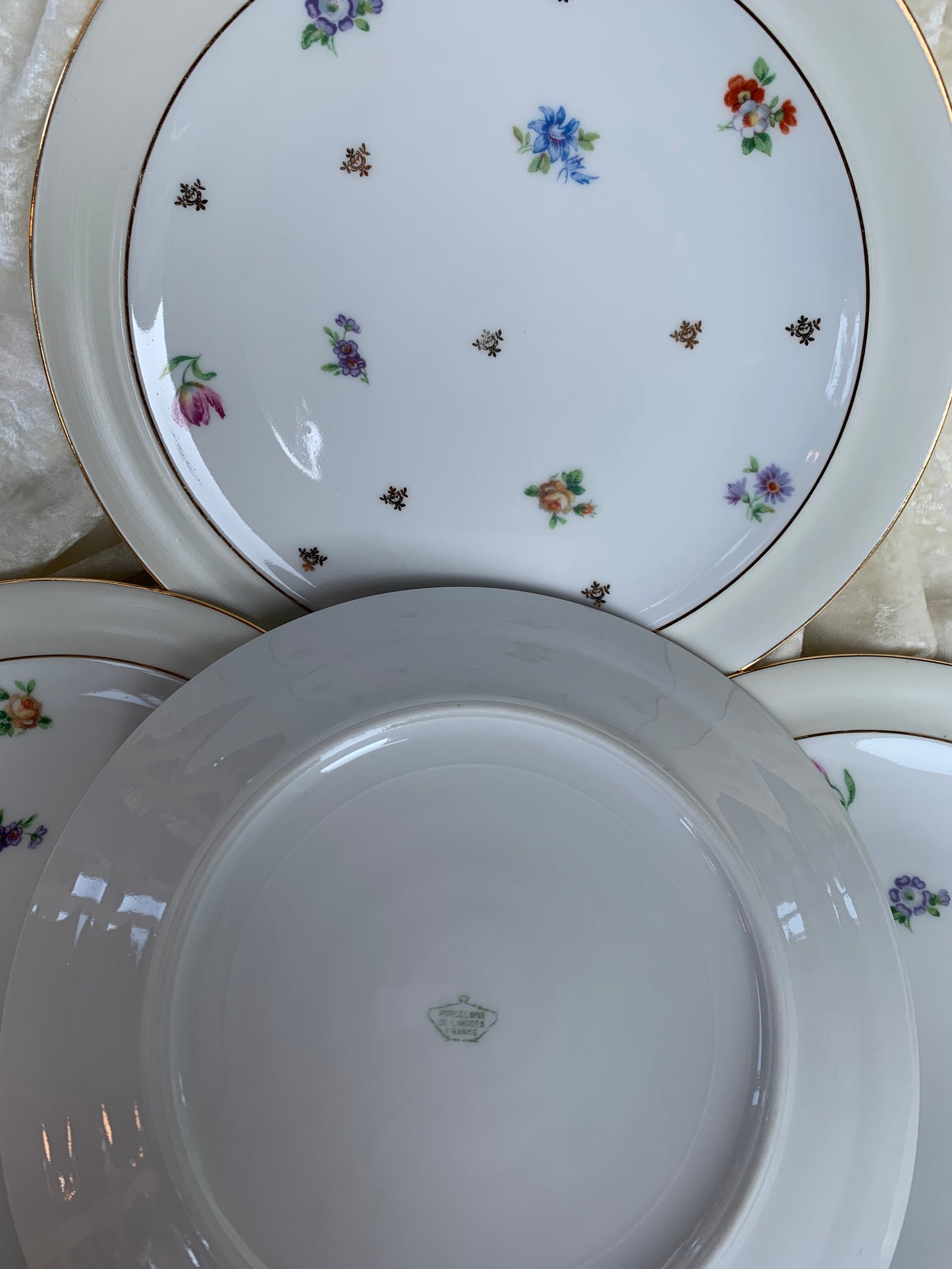 Quatre assiettes en porcelaine de Limoges