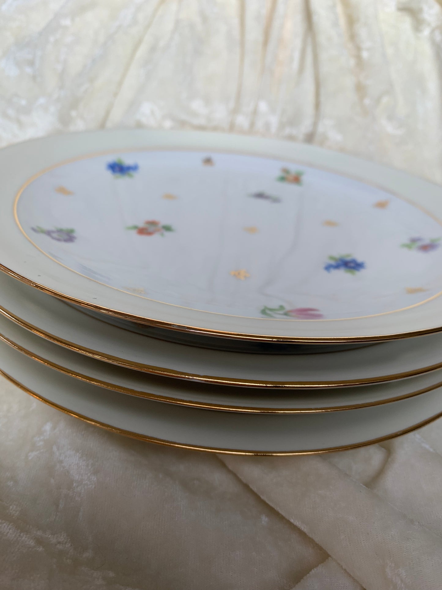 Quatre assiettes en porcelaine de Limoges