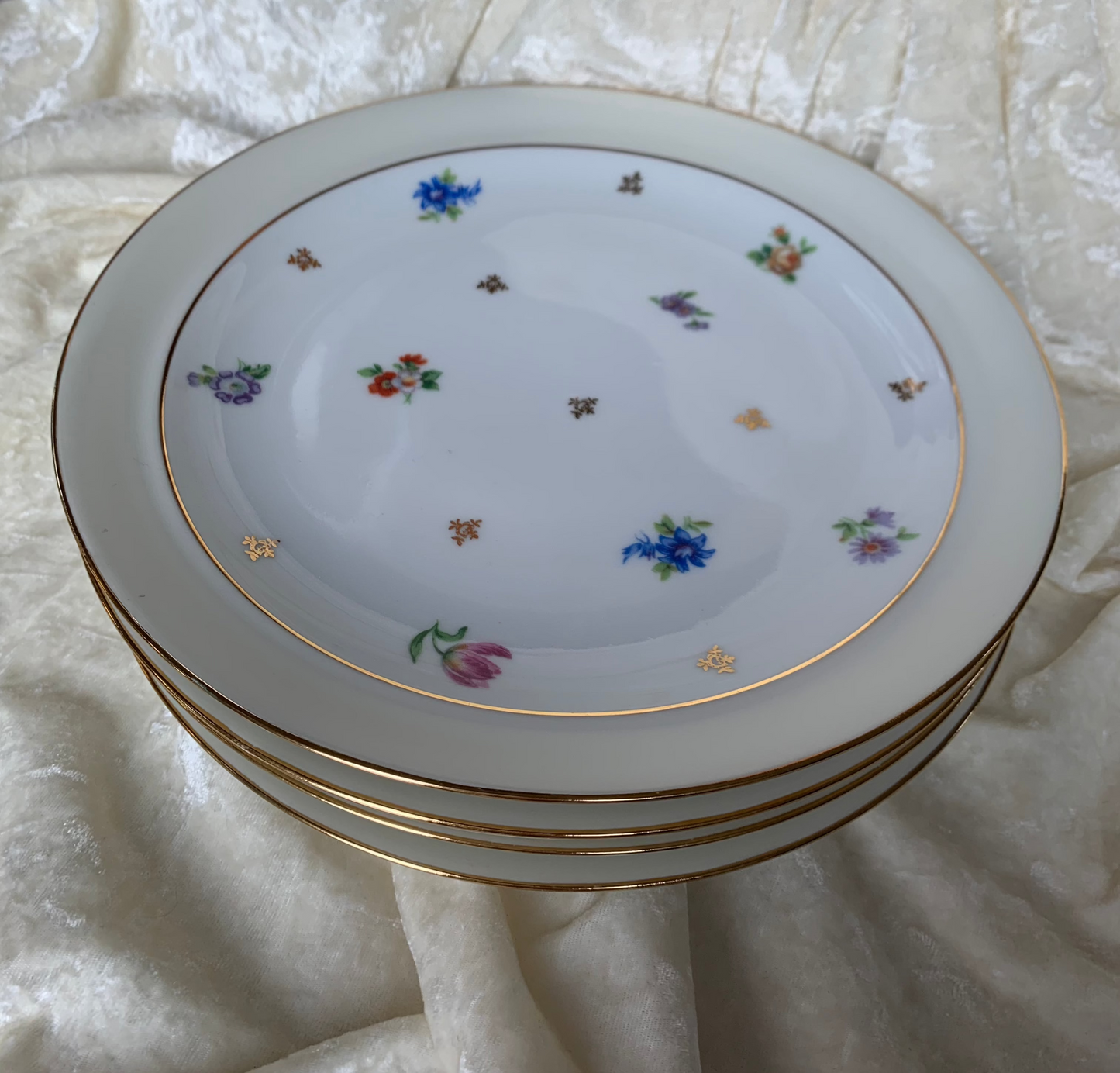 Quatre assiettes en porcelaine de Limoges