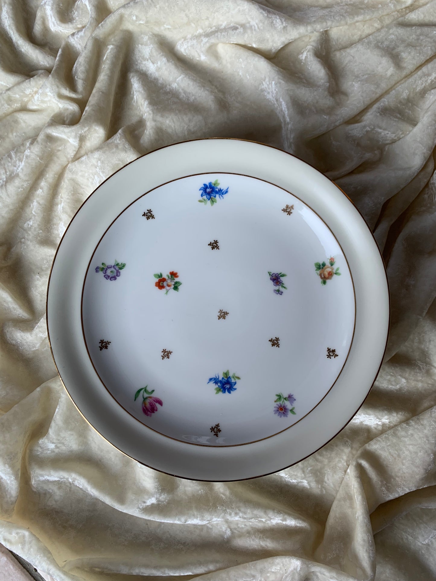 Quatre assiettes en porcelaine de Limoges