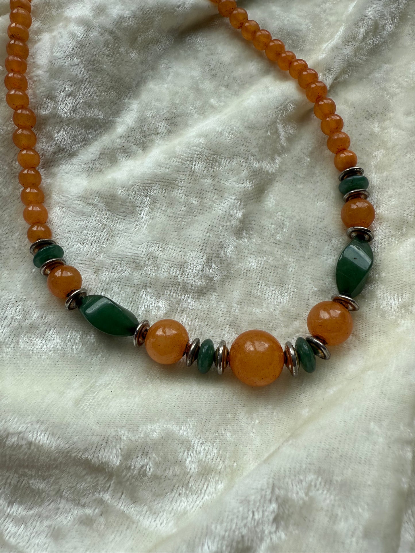 Collier vintage de perles orange et vertes