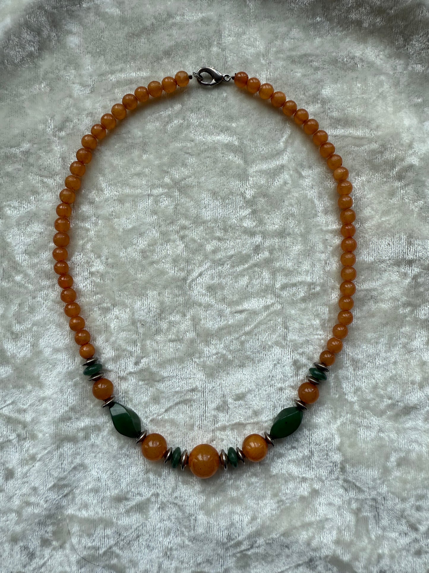 Collier vintage de perles orange et vertes
